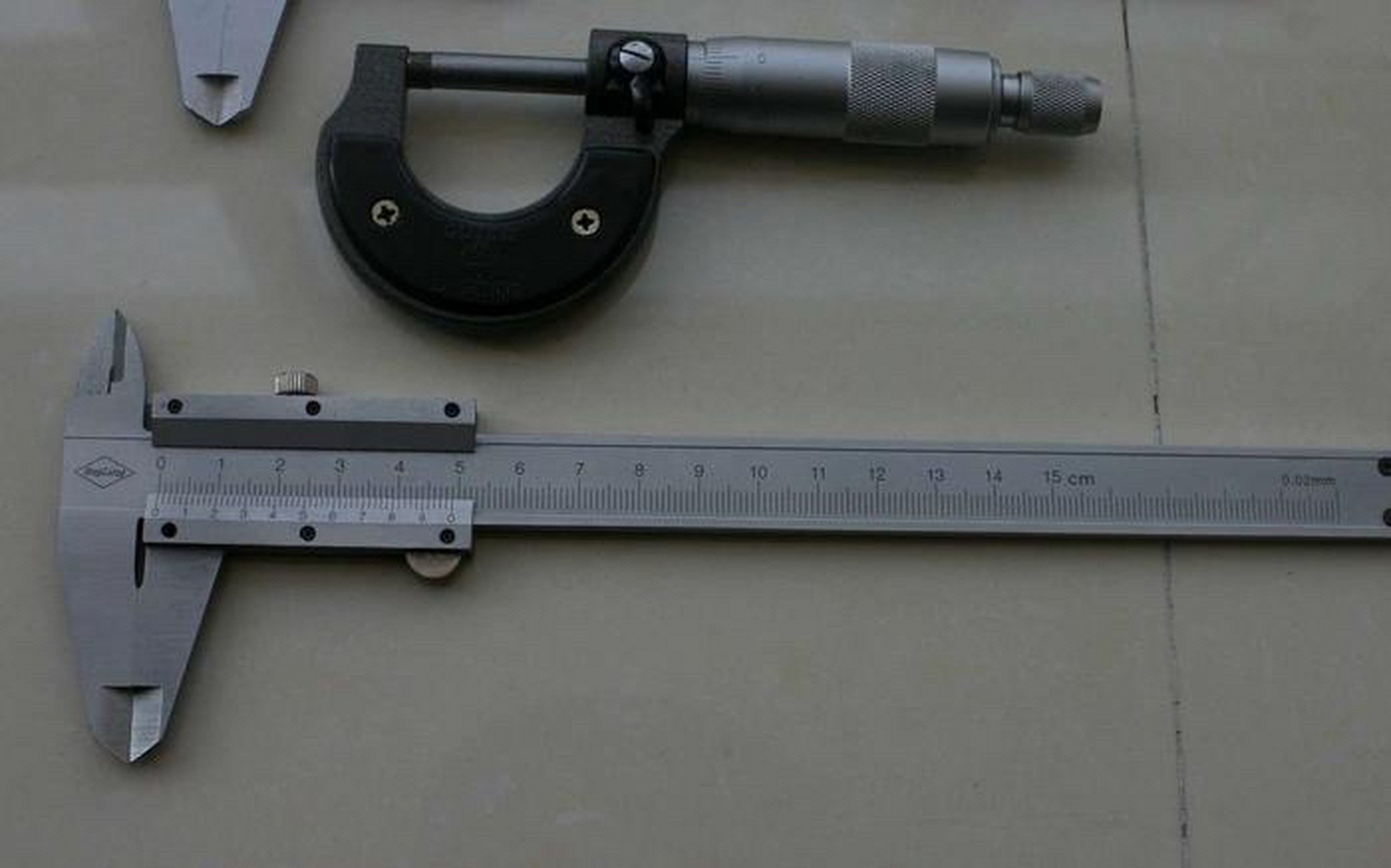 游标卡尺       游标卡尺(vernier calliper),是一种测量长度,内外径