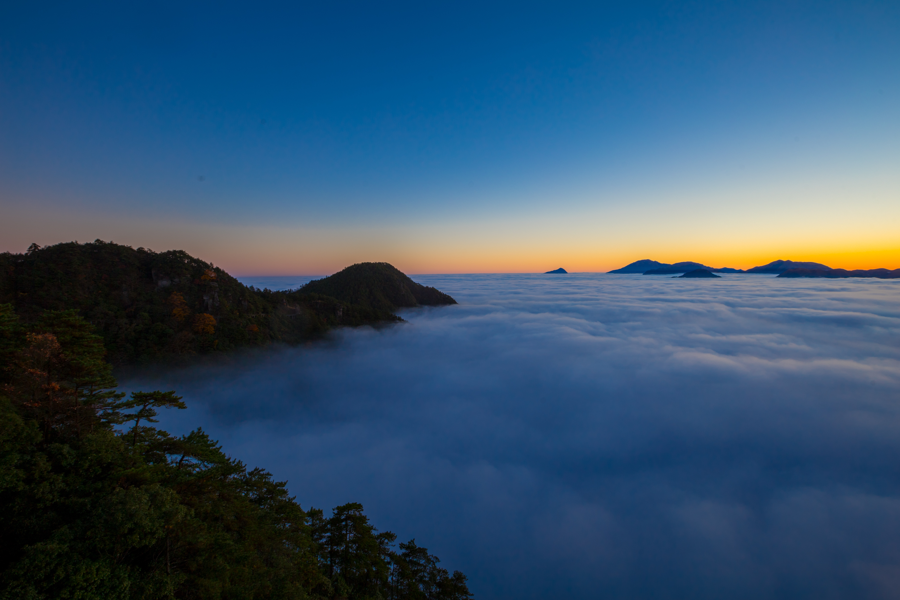 羊狮幕又称中国福山,站在凌云栈道登高望远,视野开阔,一览群山