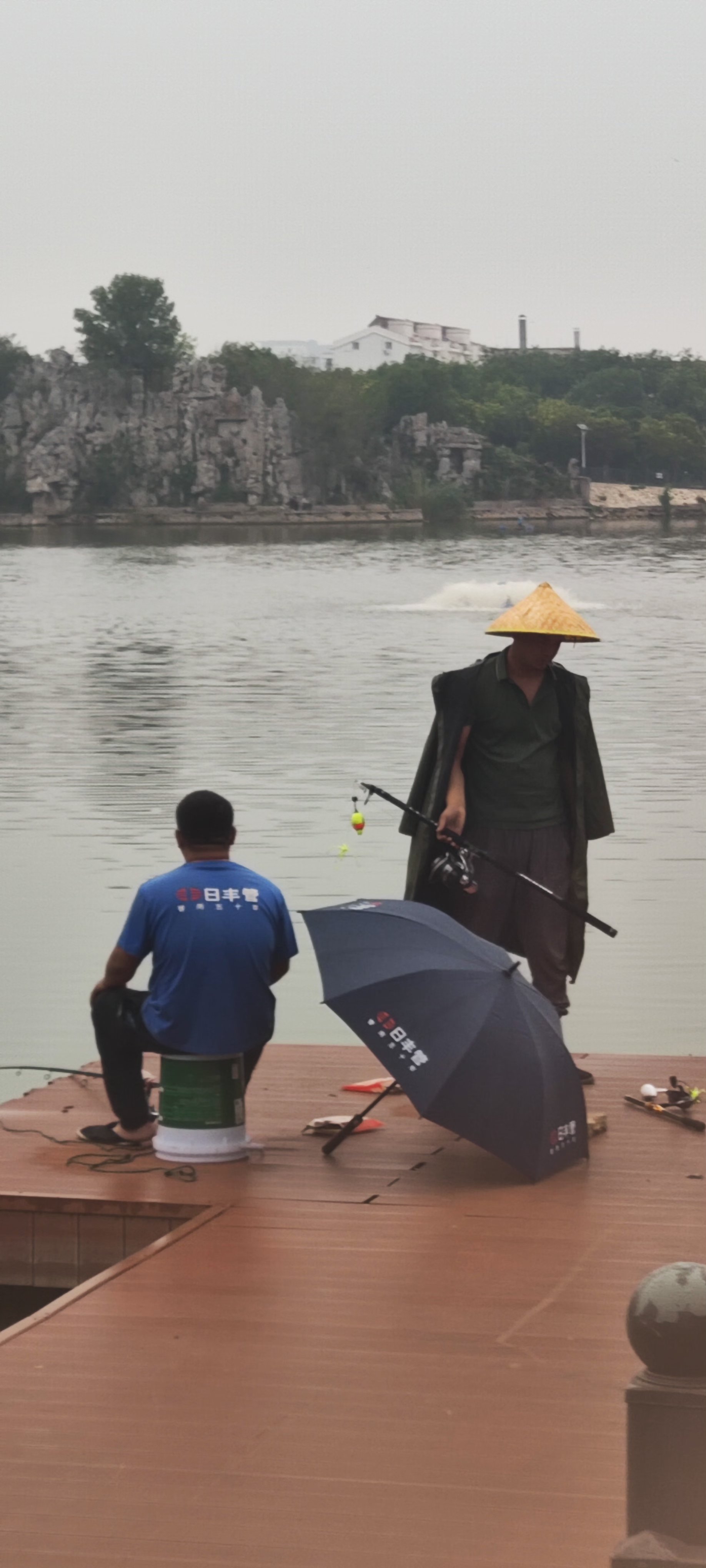 雨中垂钓图片图片