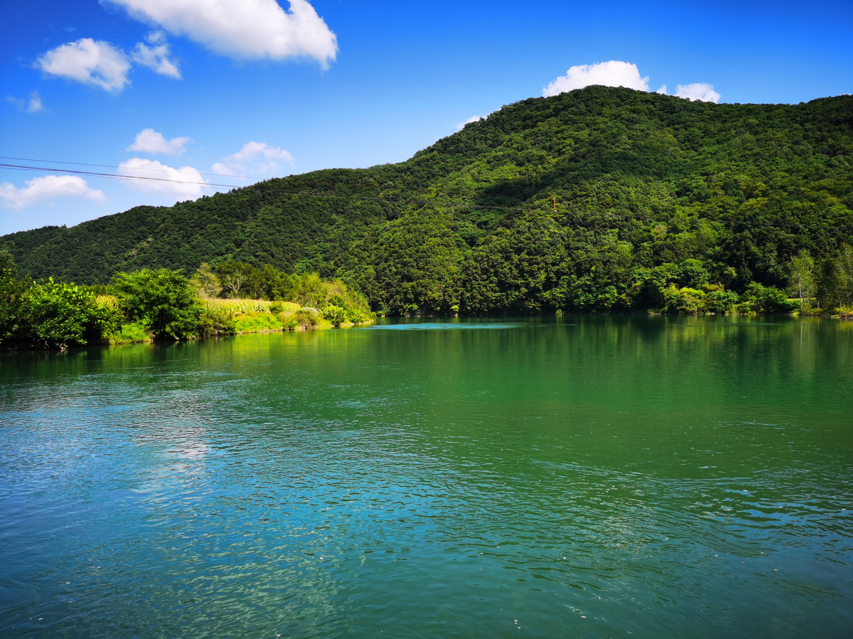 国道g331丹东到集安路段,蓝天白云碧水青山,非常美