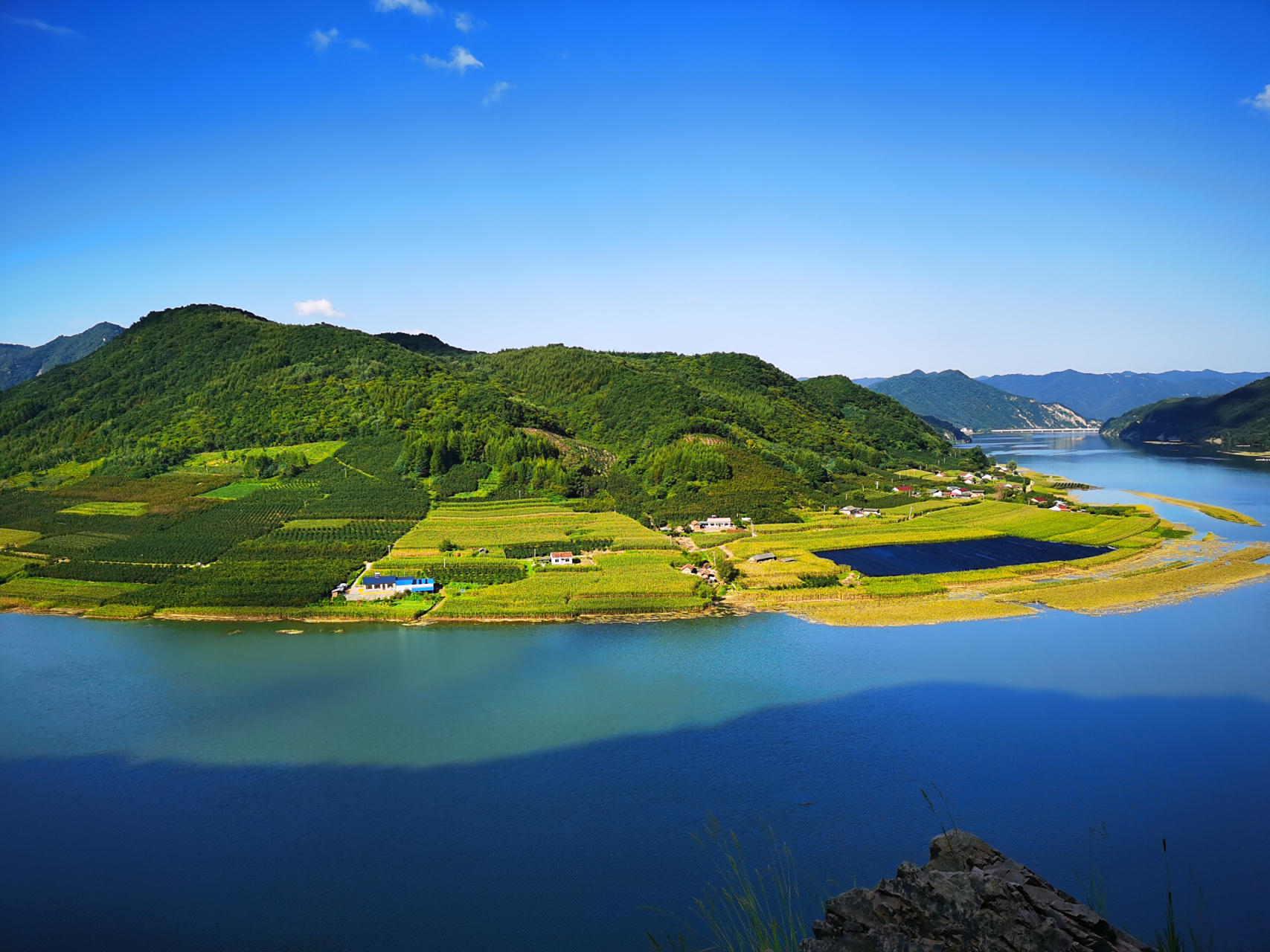 浑江大转弯被称为辽东第一湾,风景秀丽,同时也是辽宁和吉林的分界线.