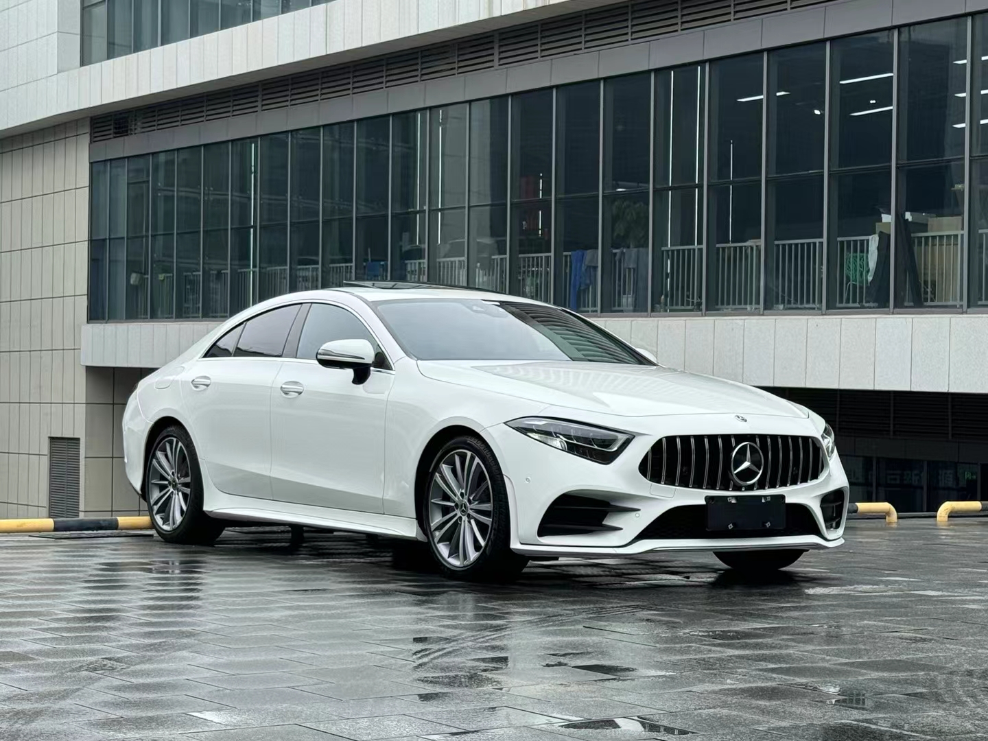 到店19年奔驰cls300豪华白色外观黑色内饰,行驶8万5千公里 喜欢的