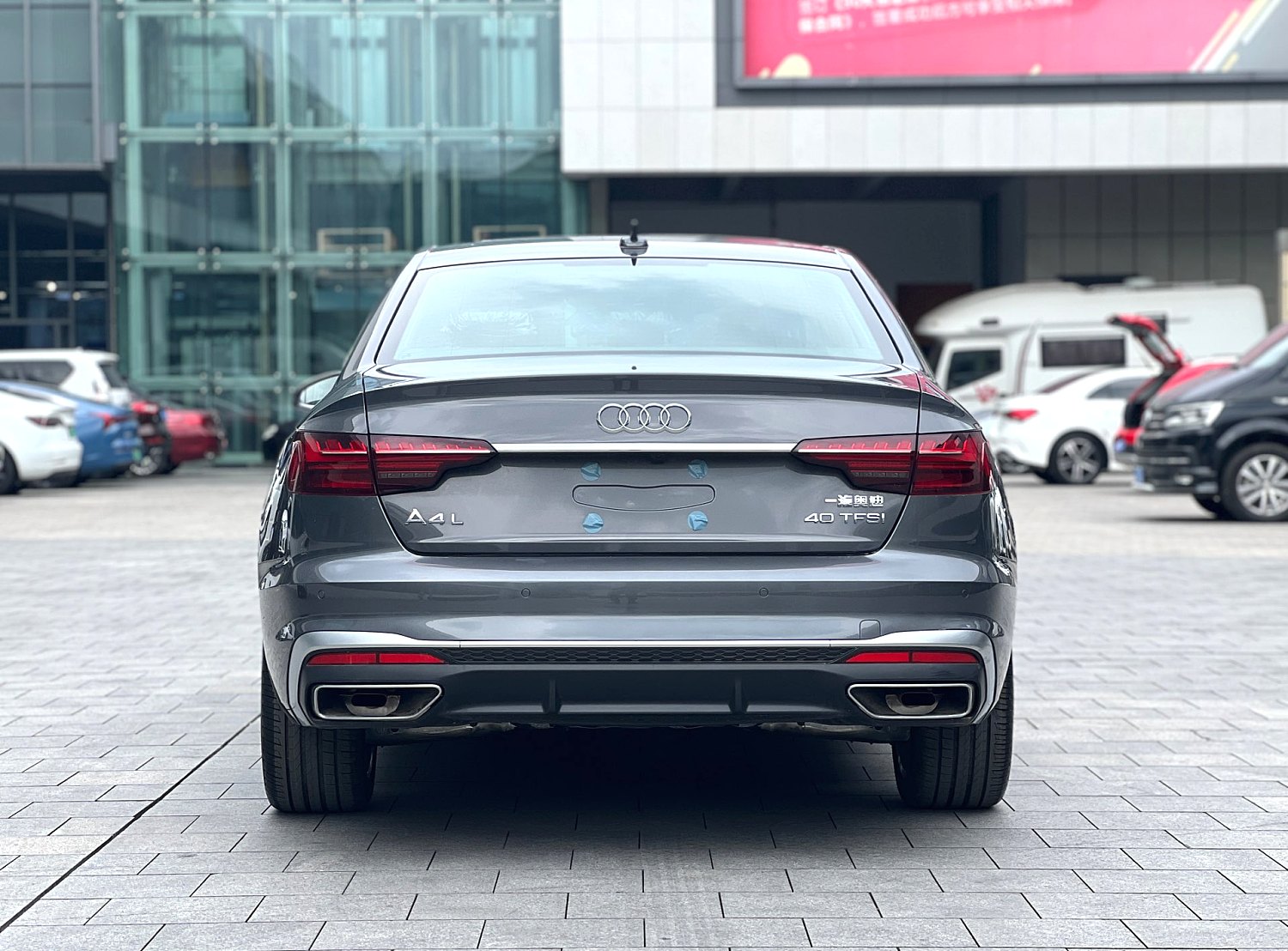 奥迪2024款a4l 2.0tfsi 40tfsi时尚动感型 只跑了几十公里准新车.