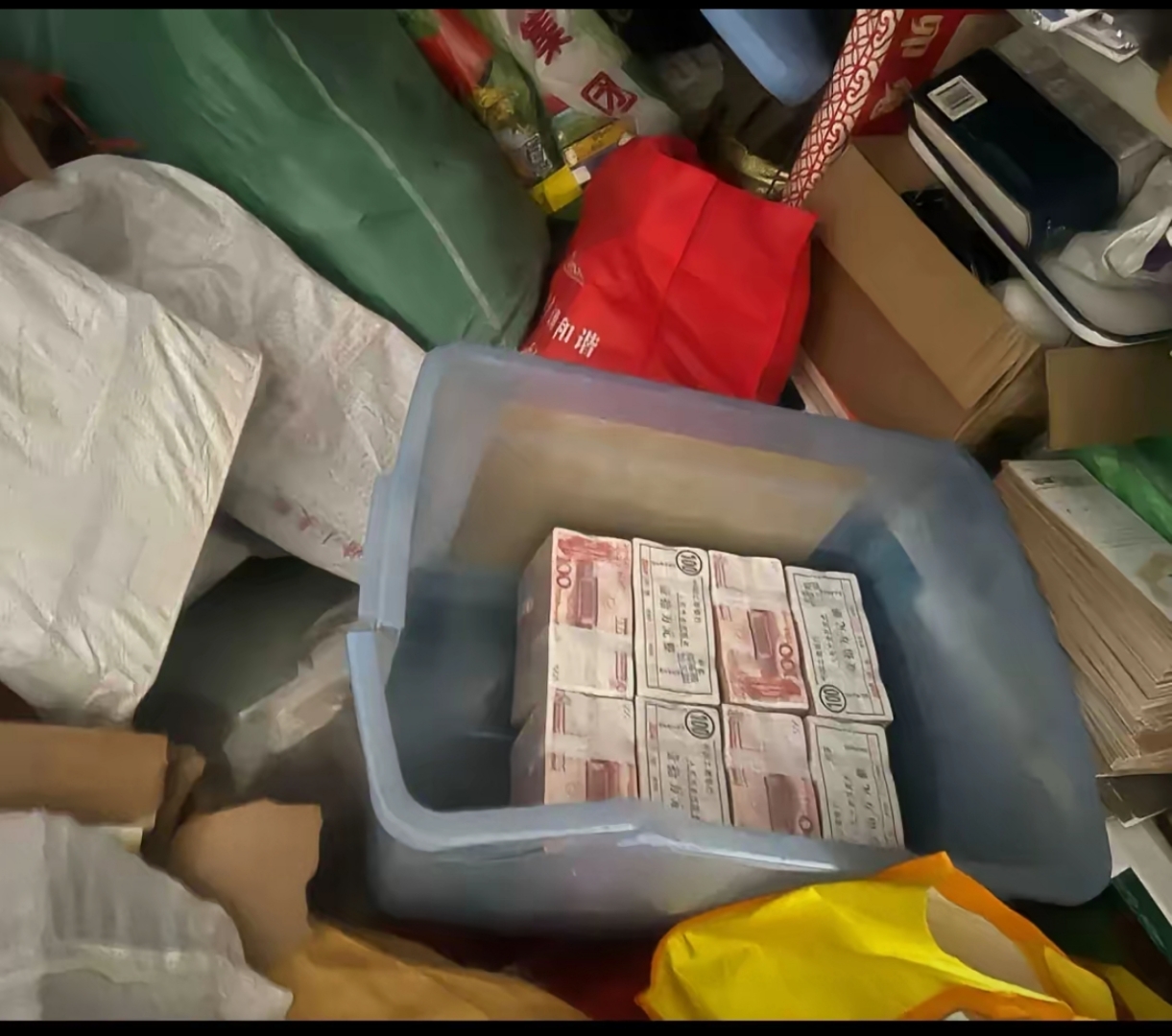 一男子到废品站买废书,结果看到麻袋里面全是人民币,赶紧装好过称