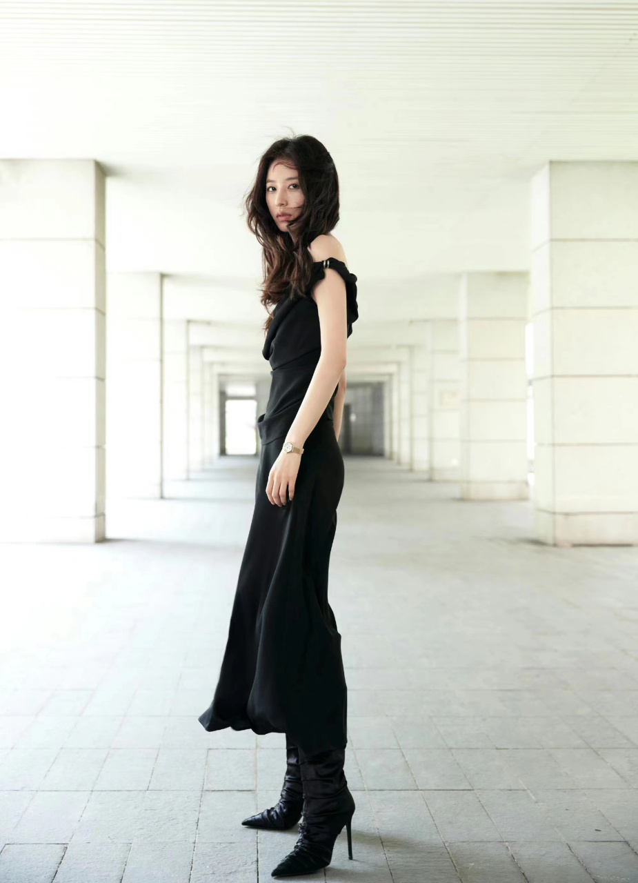 1,袁文康老婆并不是圈里的演员,网上传的李倩,完全就是误传.