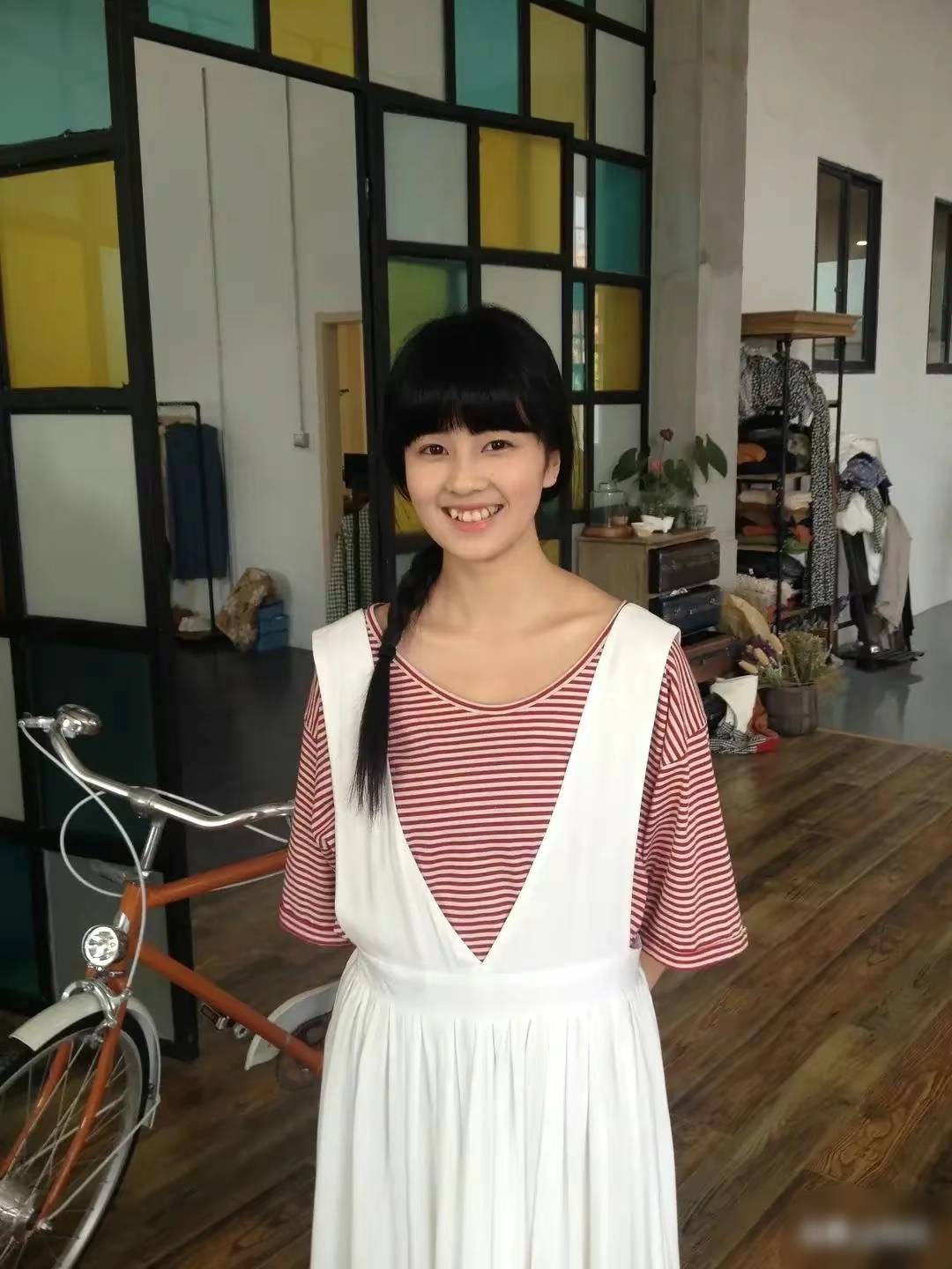 好可爱的虎牙!当红流量小花8年前的旧照,可认出是谁了?