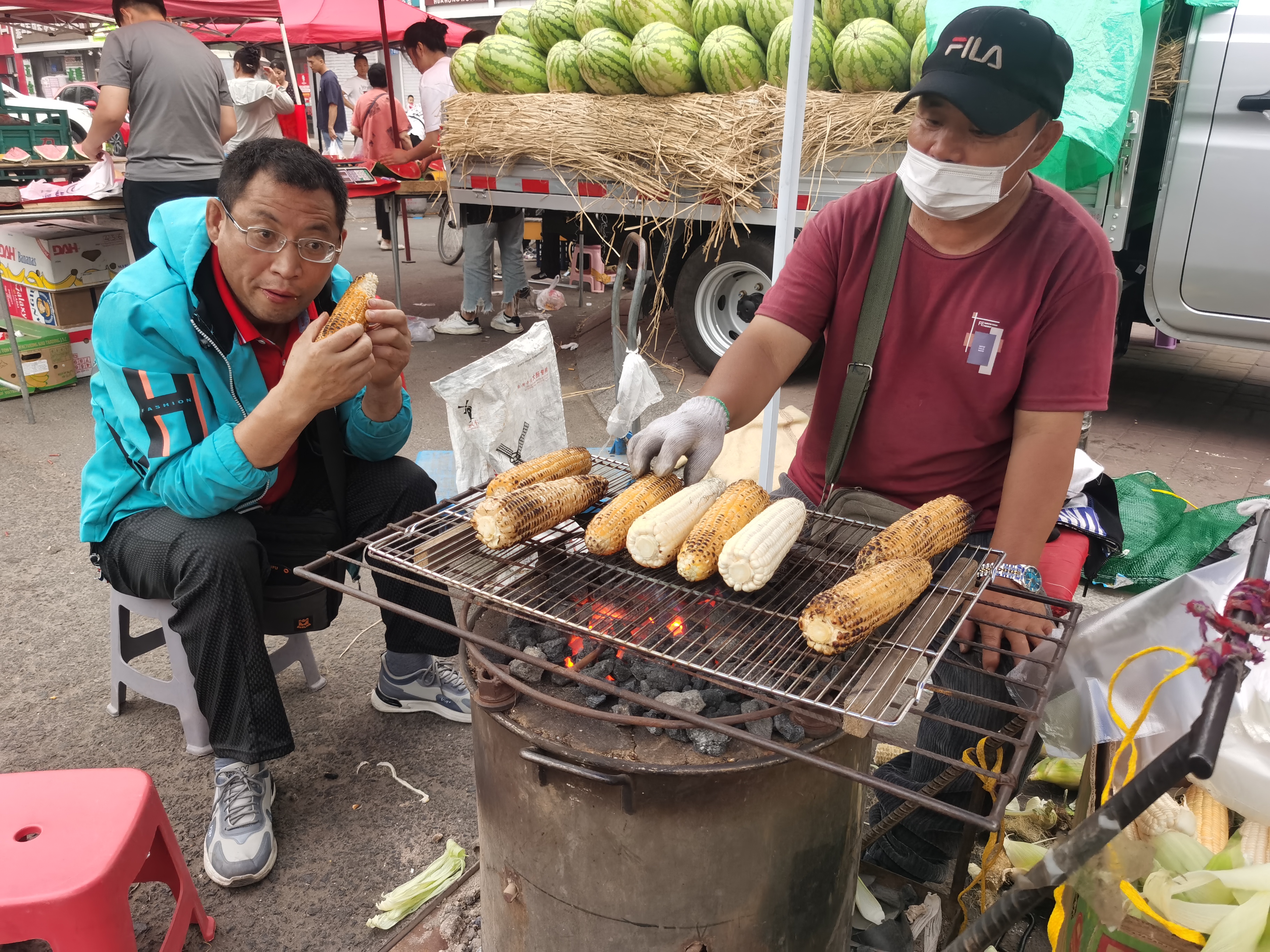 街边的烤玉米炉子图片