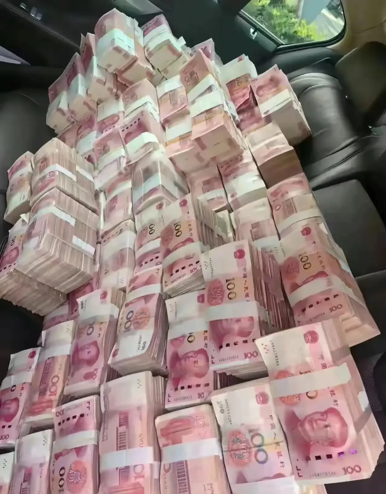 这是我豪车里的百元大钞,喜欢的,请接住!