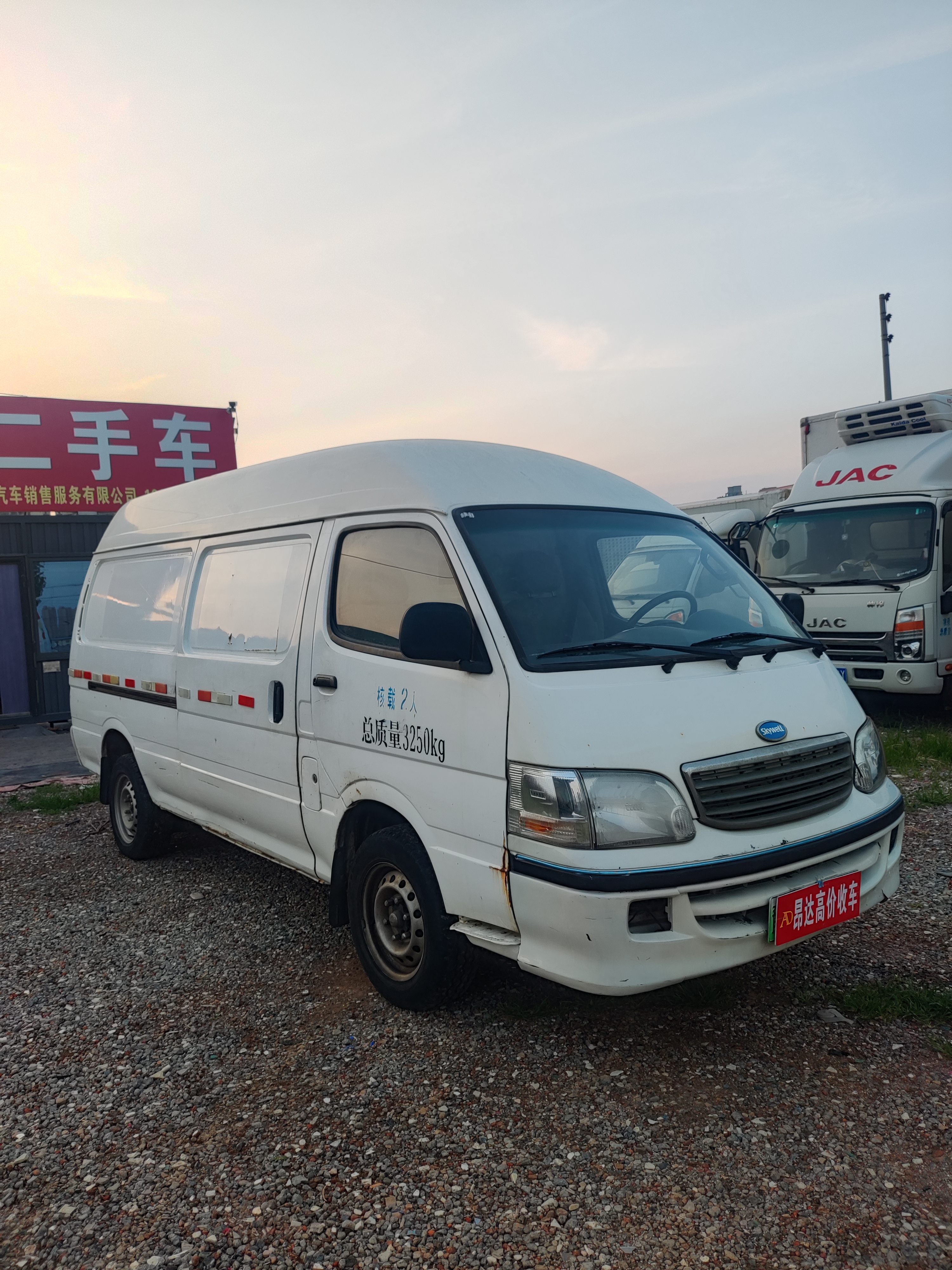 19年12月,南京金龙牌新能源封箱面包车,有保险有审车,三元锂电池58度