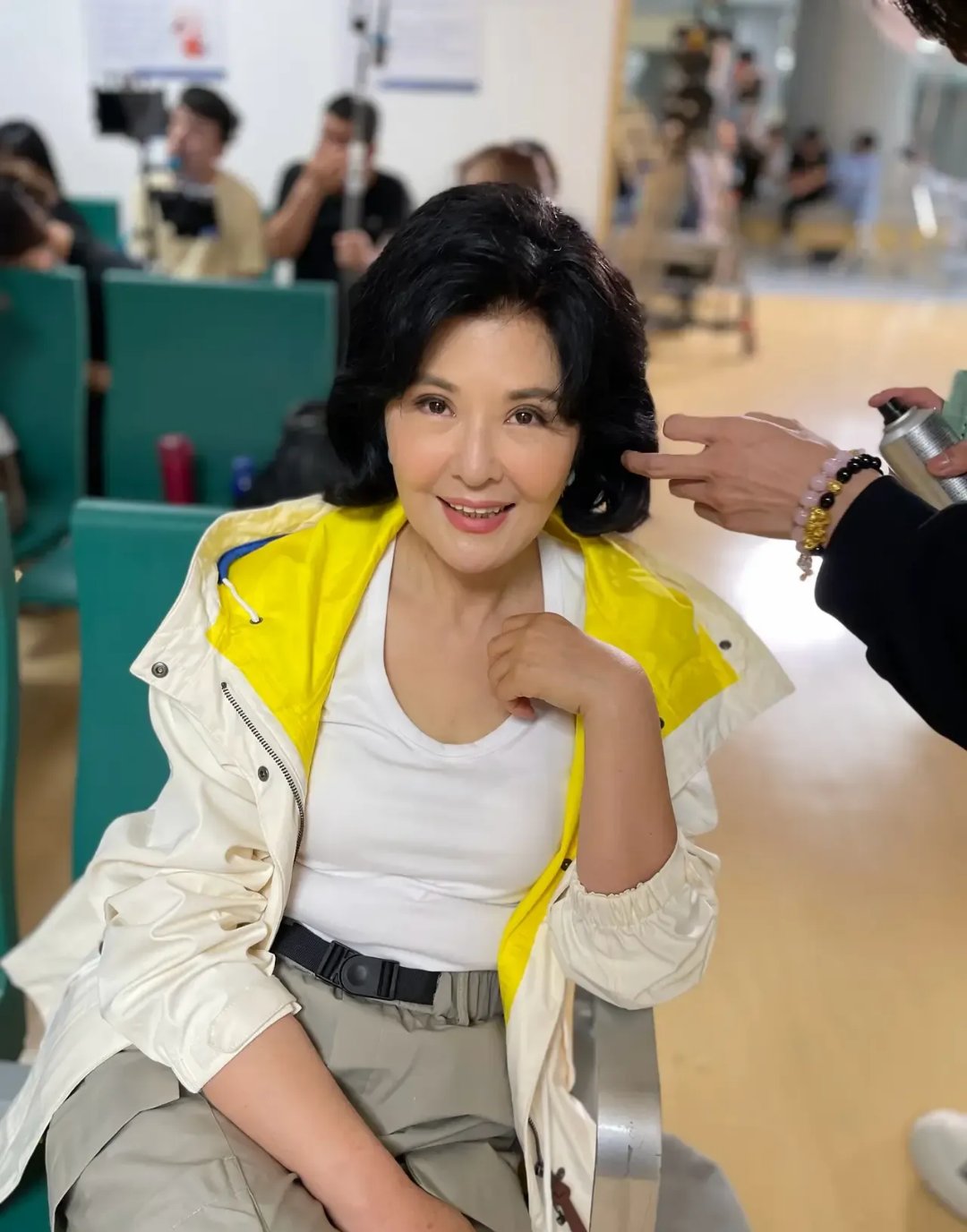 年逾六旬,她依旧容颜如初,身形轻盈,仿佛岁月未曾在她身上留下痕迹