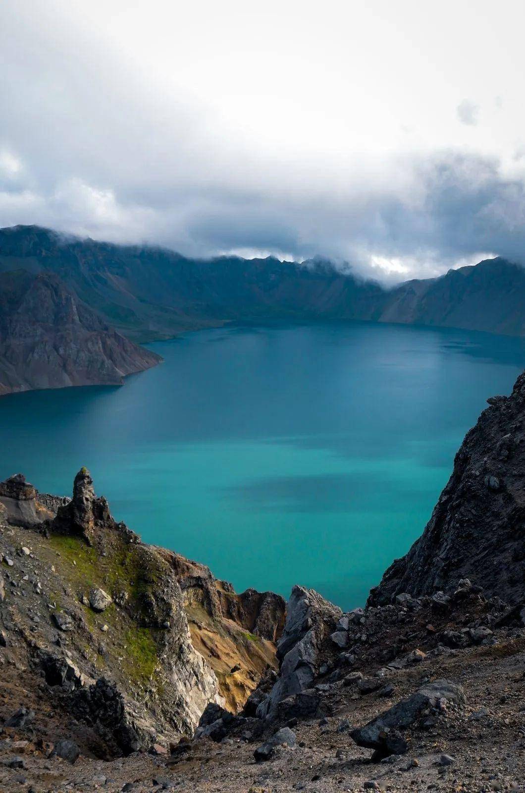 长白山天池,长白山瀑布,坐落在吉林省东南部,是中朝界湖,湖的北部在