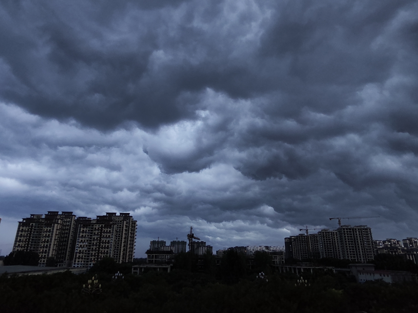 天阴了  乌云压顶,城市夜景被渲染得格外压抑,仿佛