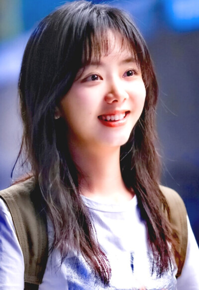 在《以家人之名》中,李尖尖最终选择凌霄而非贺子秋,本质是**"爱情"与