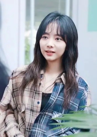 在《以家人之名》中,李尖尖最终选择凌霄而非贺子秋,本质是**"爱情"与