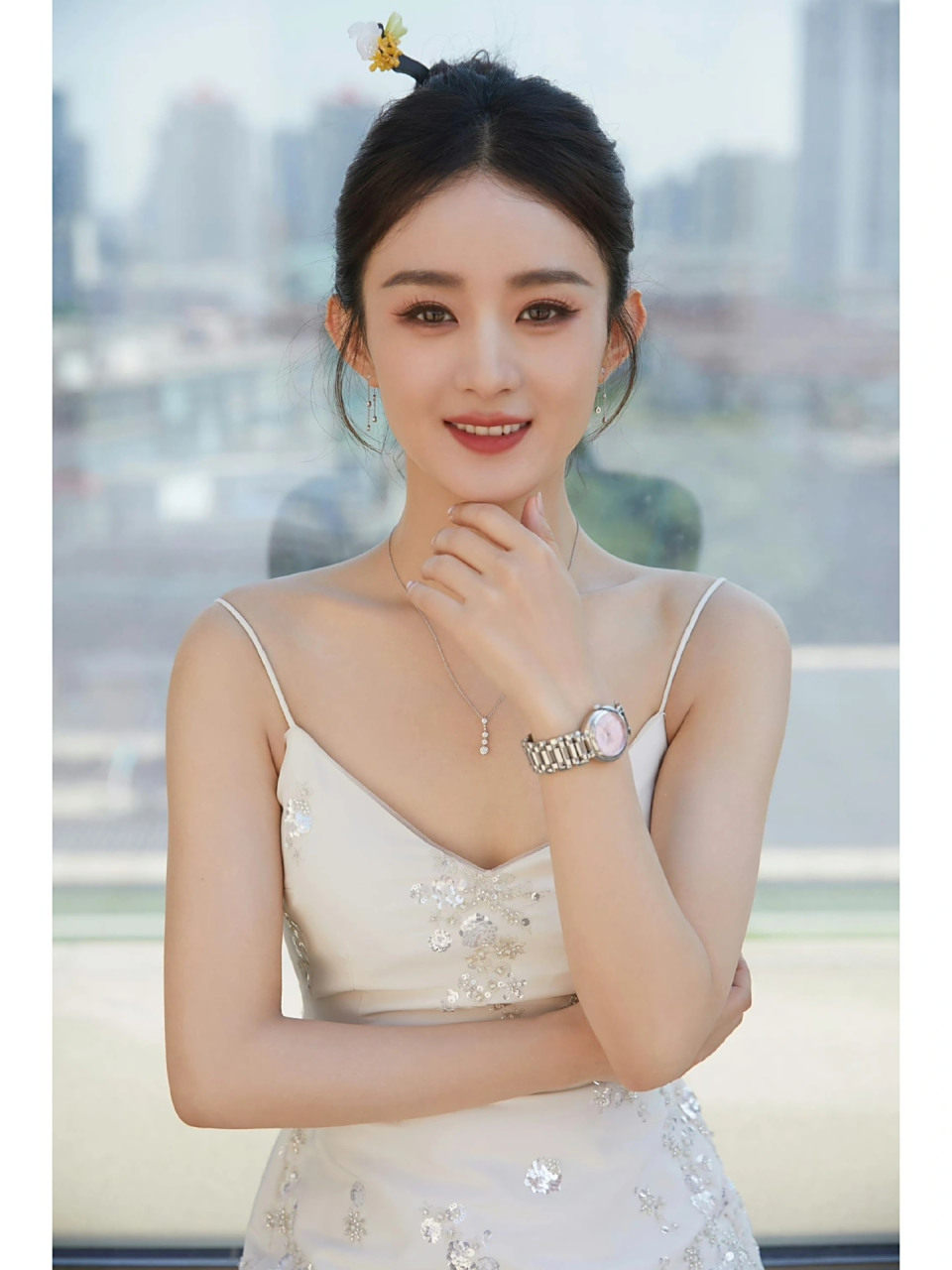 赵丽颖她的时尚资源这两年很好.