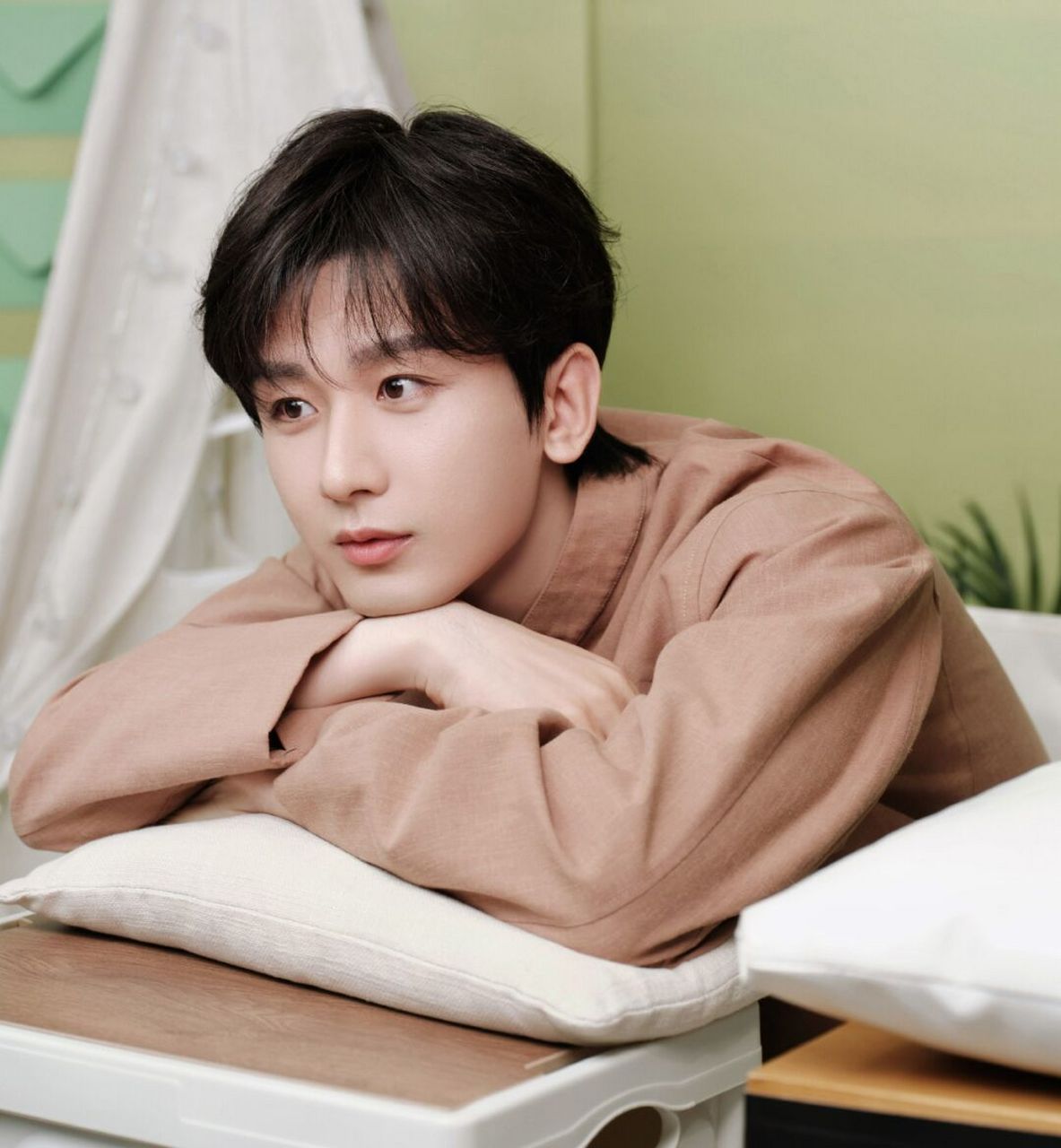 辛芷蕾与成毅,这两位曾经签在同一家公司旗下的艺人,他们的艺名背后