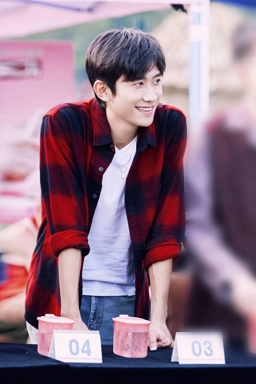 1,王嘉尔是名副其实的夜店玩咖,但他不避讳这点,否则也不会有那么多