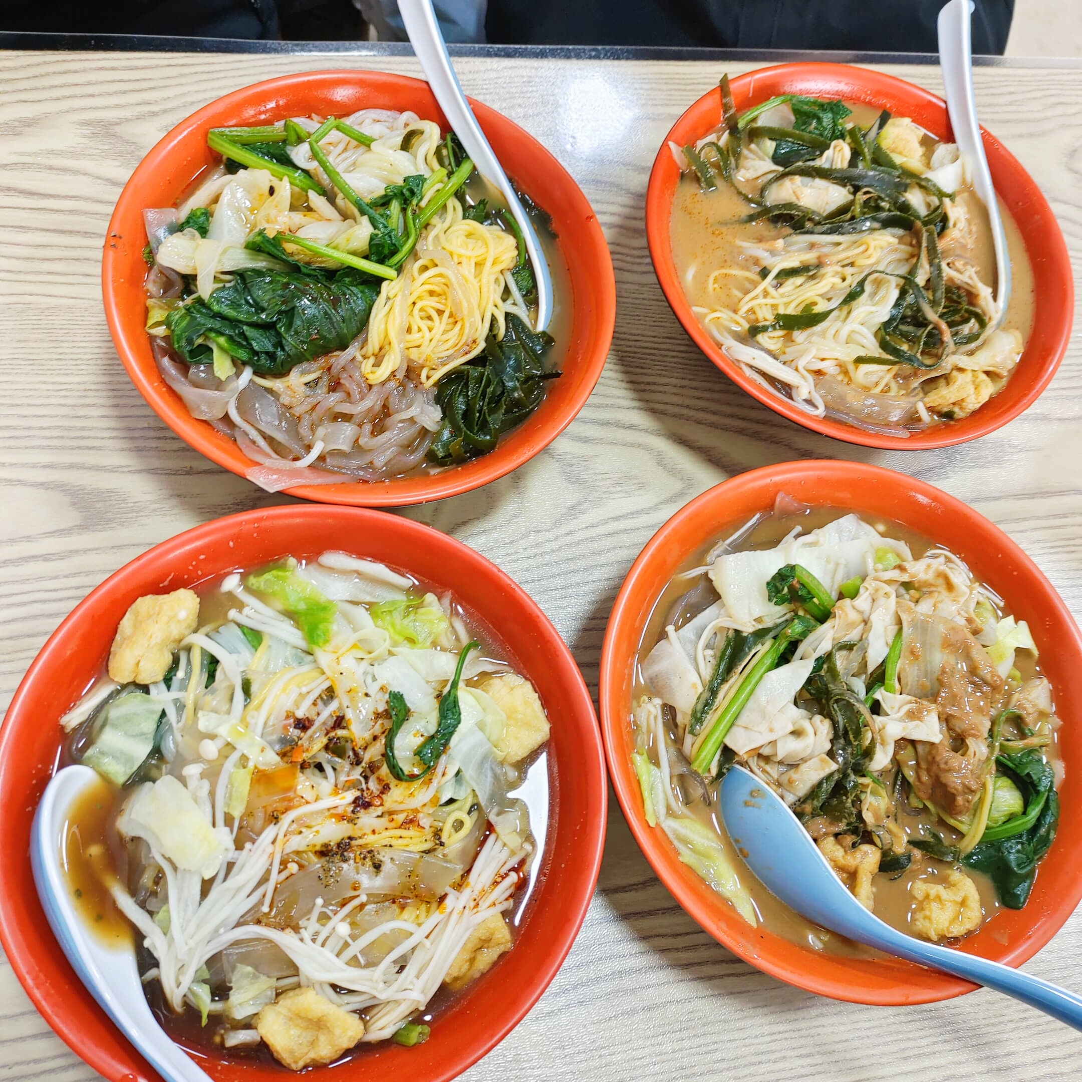 校园里还开设潍佳地下商城,全福元等商场和潍坊科技学院食堂