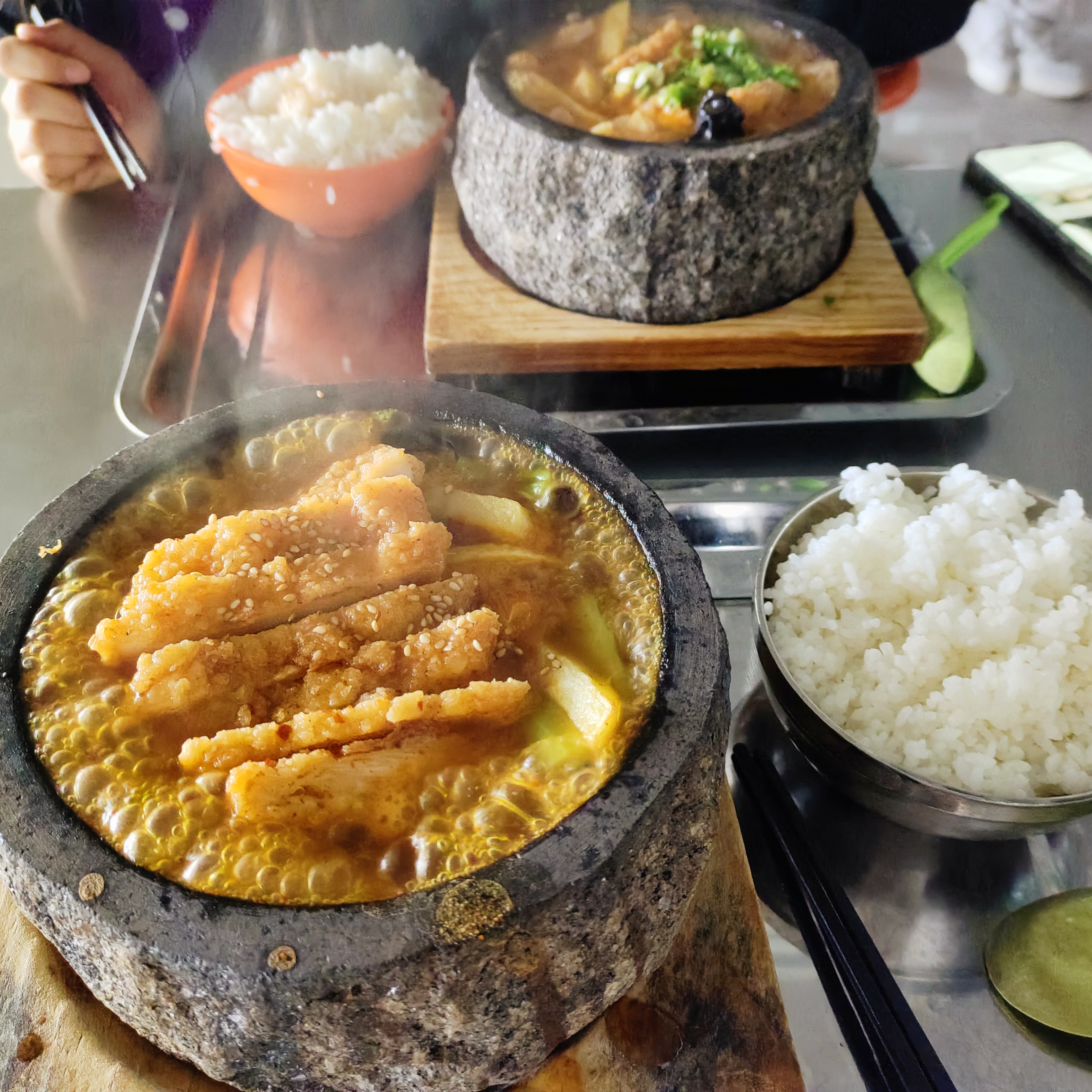 校园里还开设潍佳地下商城,全福元等商场和潍坊科技学院食堂