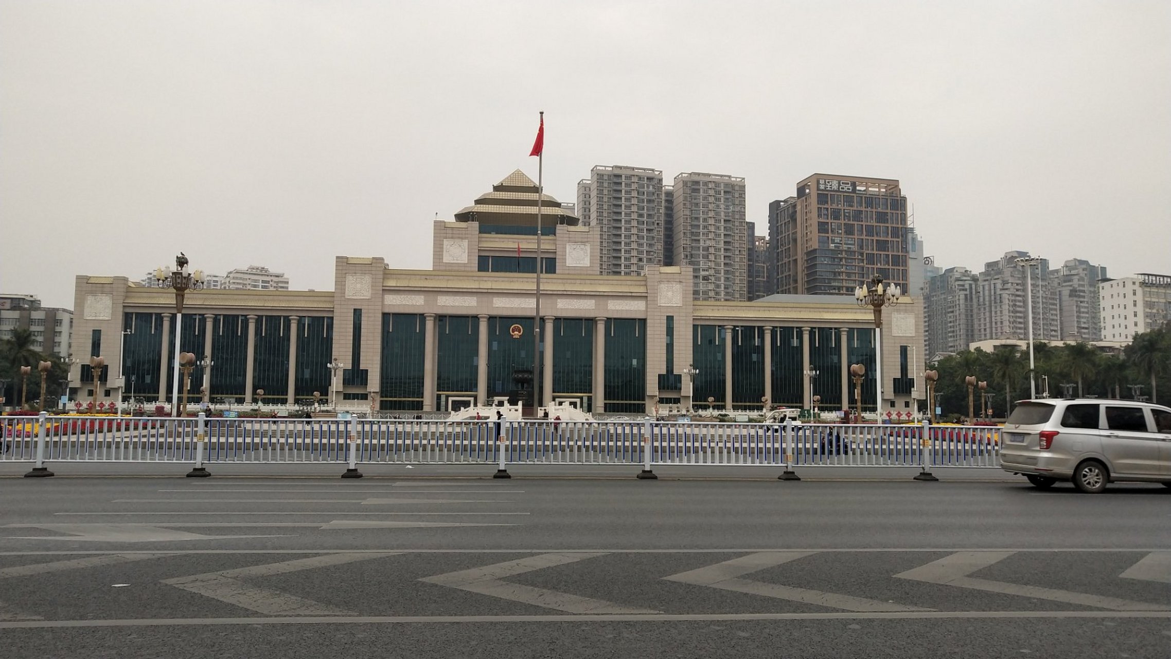 南宁市的人民大会堂,虽然没有北京的那么震撼人心,但也是庄严肃穆