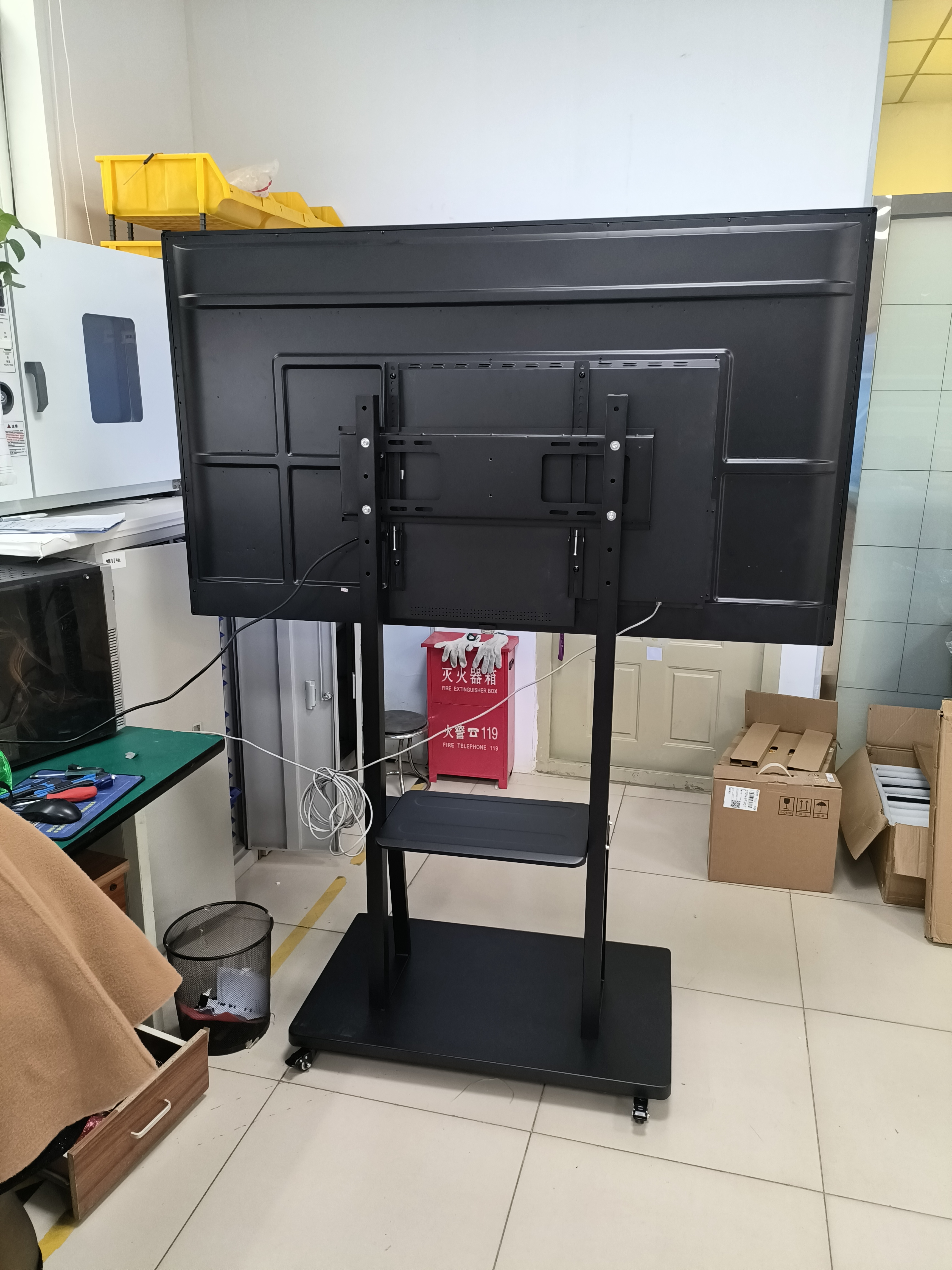 移动支架教学一体机是一种集成了多种教学功能的高科技设备,采用移动