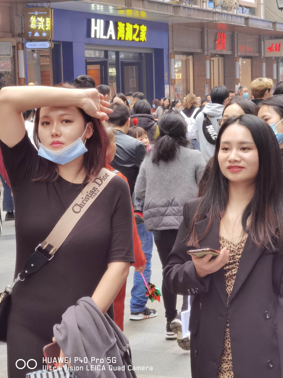 成都春熙路上美女随处可见,芸芸众生,茫茫人海也无法淹没她们.