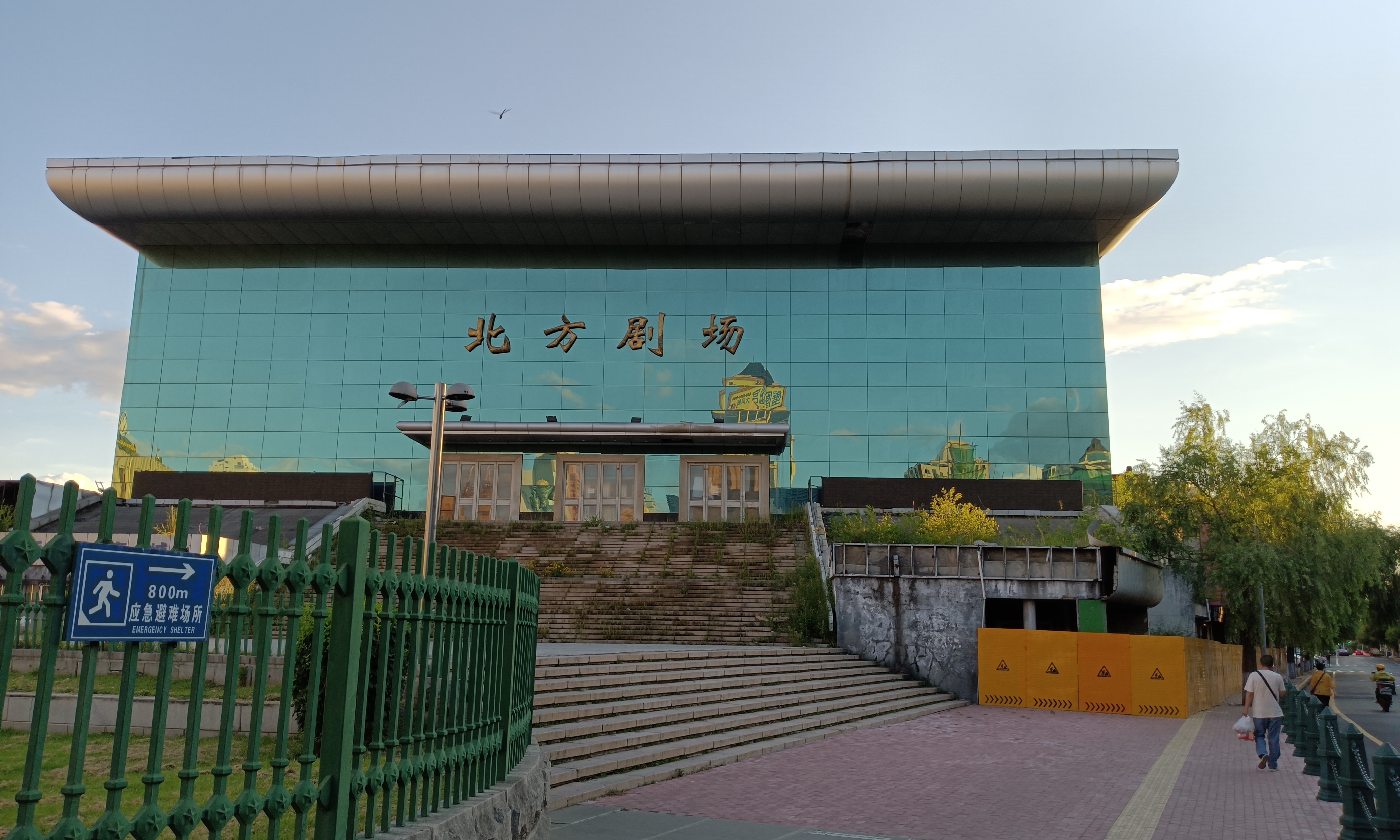 图片故事:衰落与僵化的象征物,哈尔滨北方剧场 文/浪子背包客  1.
