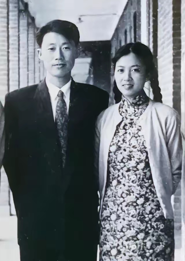 这张照片拍摄于1957年,是表演艺术家谢芳和丈夫张目的结婚照