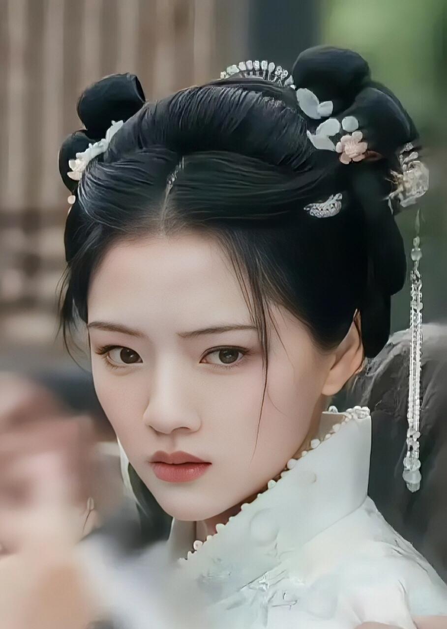 任敏这古装,怎么一会好看一会难看的!#任敏# #任敏古装扮相