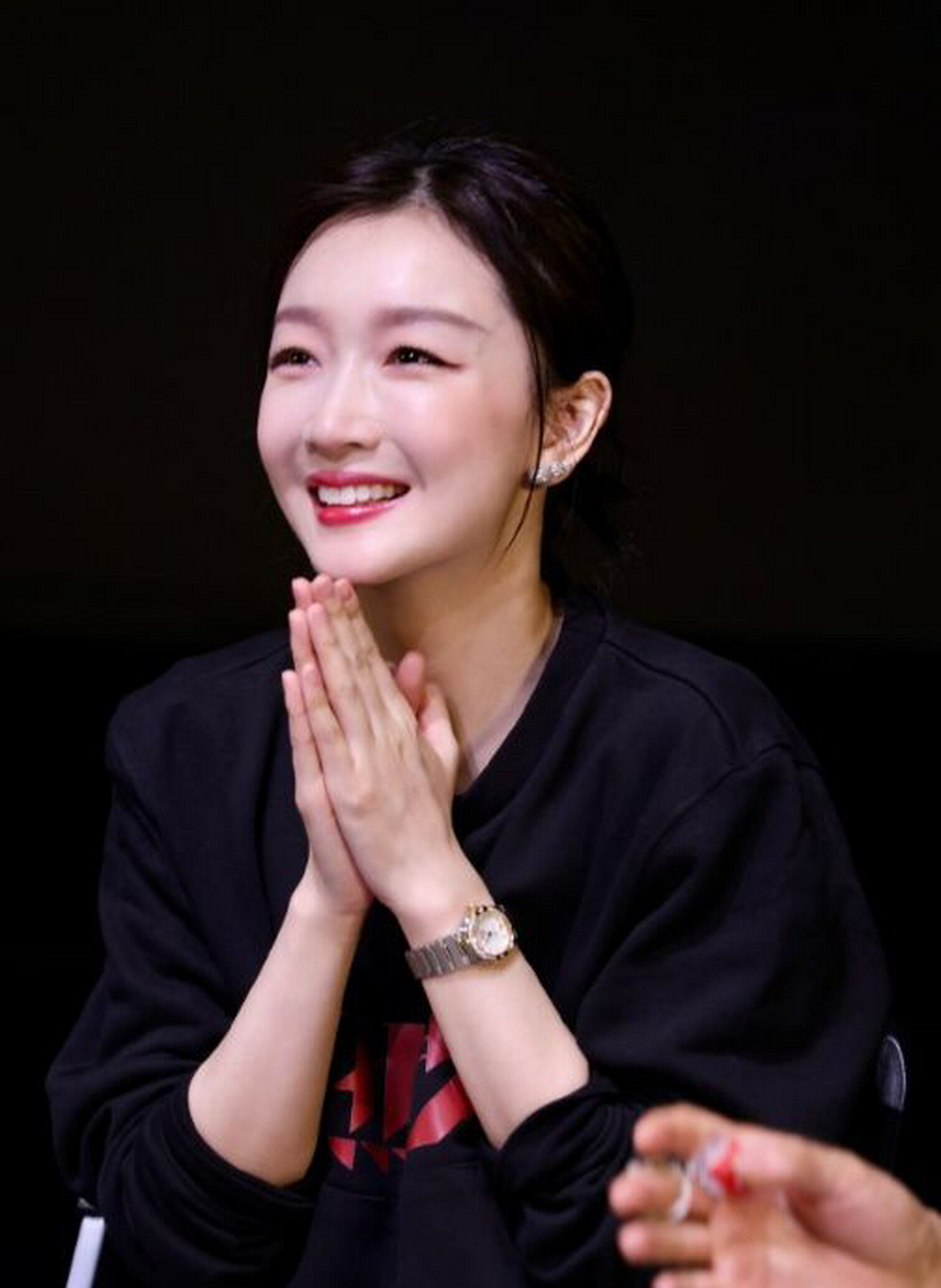 周冬雨的笑容好甜啊,笑起来眼睛弯弯的.#周冬雨