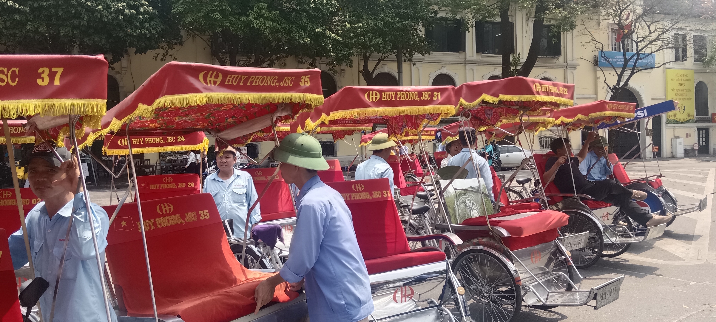 越南河内还剑湖的人力三轮车,很多游客管这种三轮车叫做"客先死"
