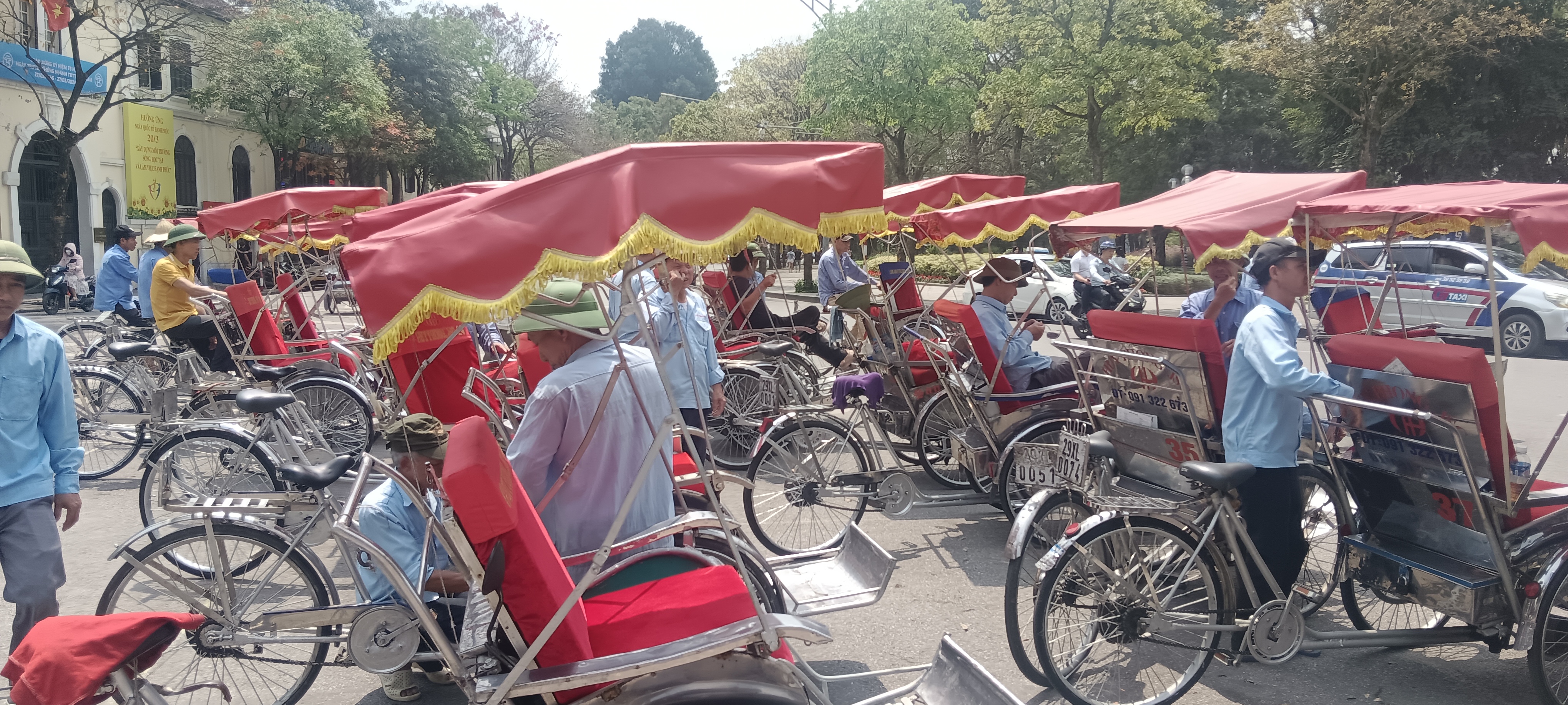 越南河内还剑湖的人力三轮车,很多游客管这种三轮车叫做"客先死"