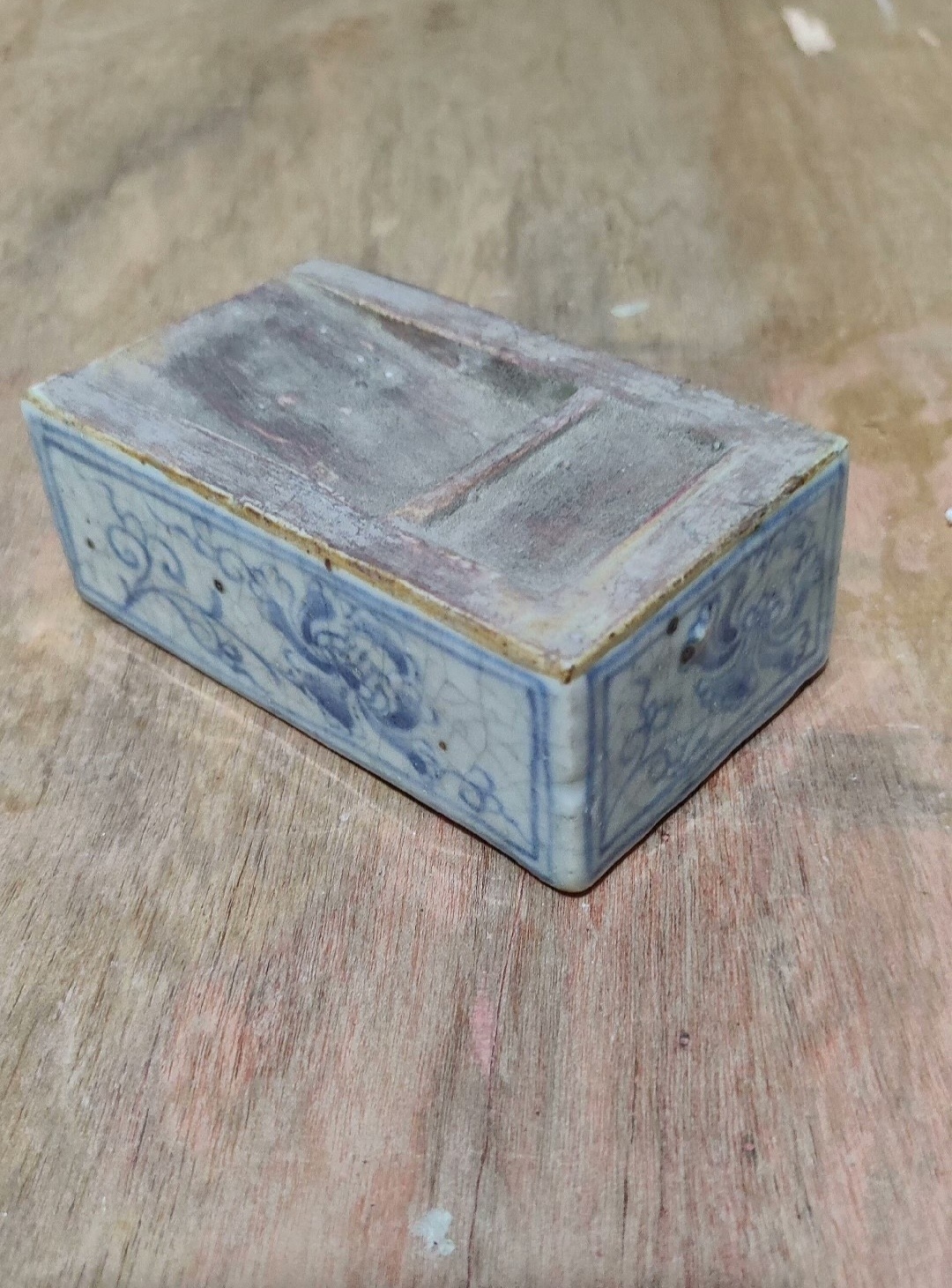 又是一方瓷砚台,清中期青花花卉纹瓷砚.