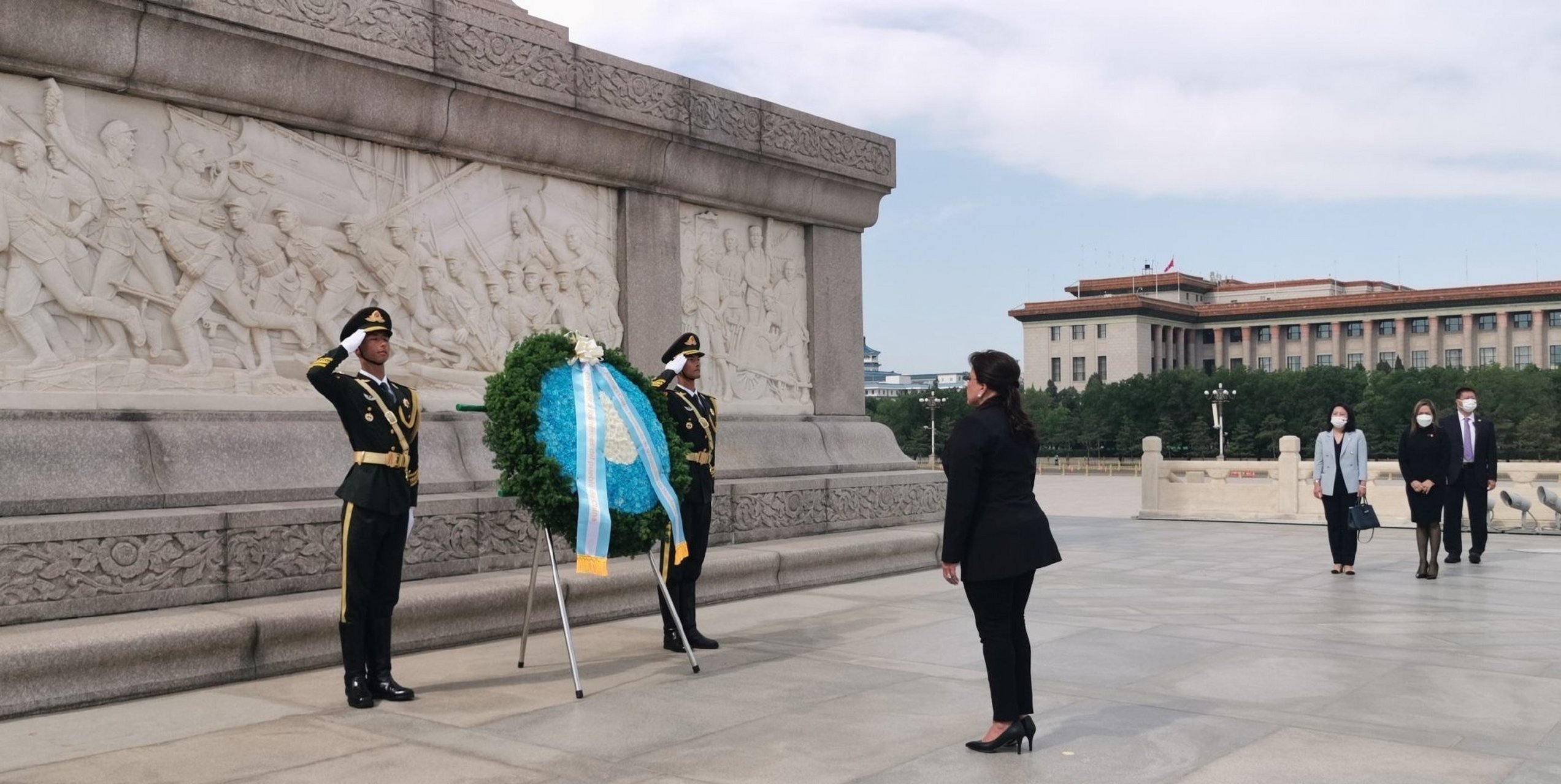 洪都拉斯总统希奥玛拉·卡斯特罗向人民英雄纪念碑敬献花圈,今天的天