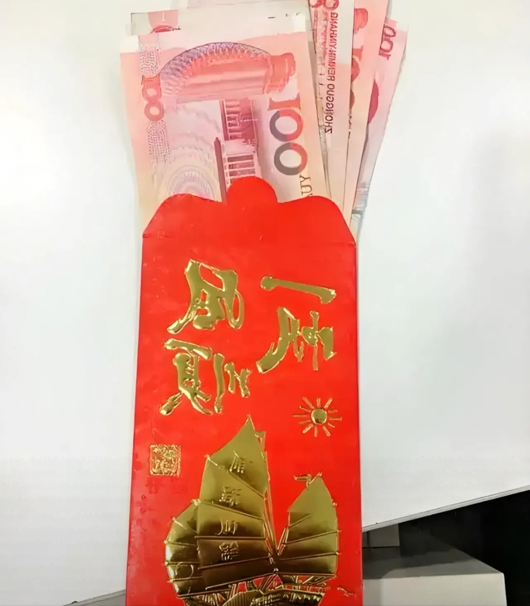 一看就是很心善的人,说话也是特别和气,而且呢临走前还给了她一个红包