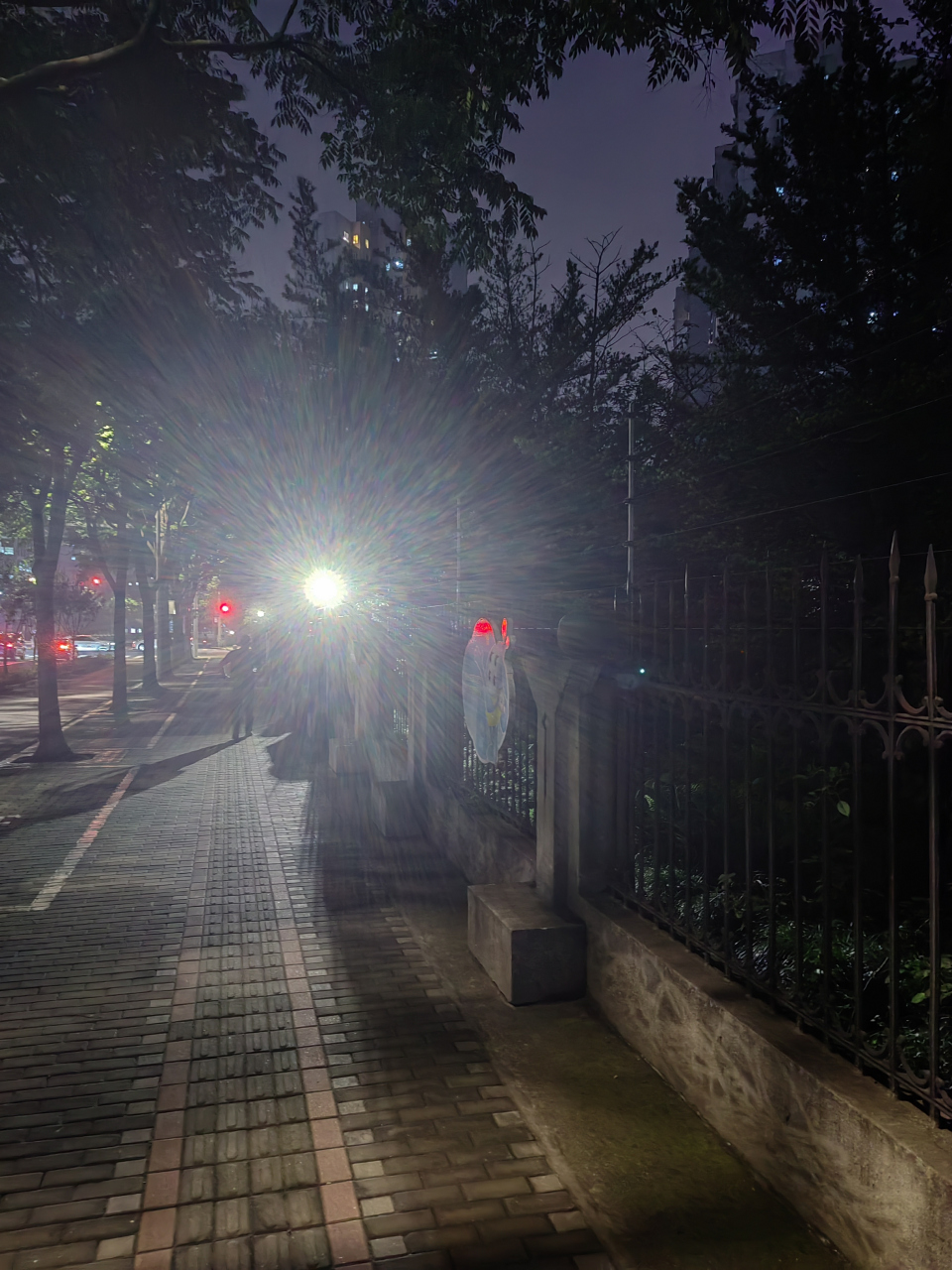 坐标东方路某台,围墙上探头加电网还不够现在加上强光灯,你是感觉安全