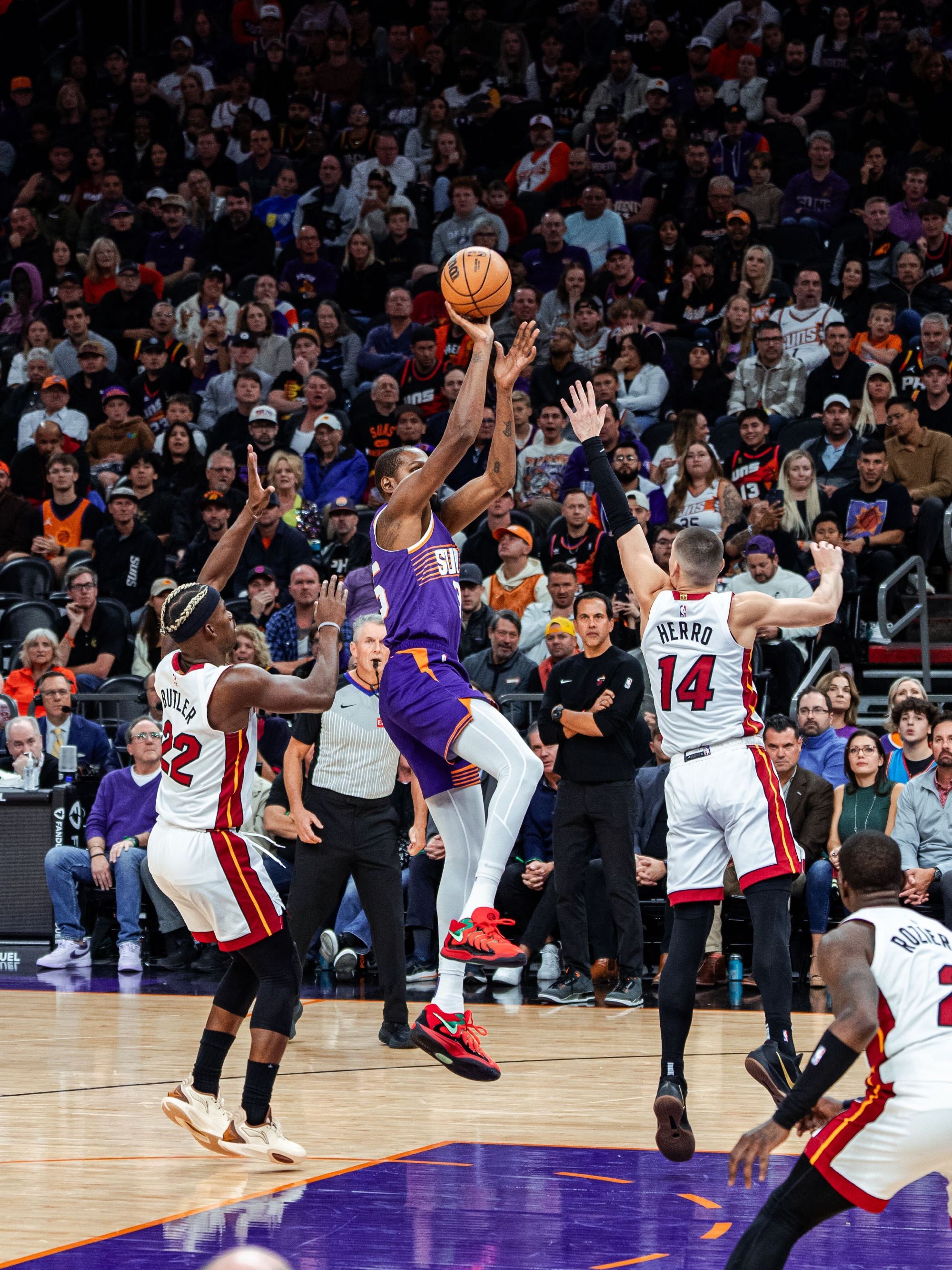 九游欢乐APP:战术分析:太阳队如何利用杜兰特、布克和比尔的进攻火力,统治比赛?的简单介绍 九游欢乐APP:战术分析:太阳队如何利用杜兰特、布克和比尔的进攻火力,统治比赛?的简单介绍