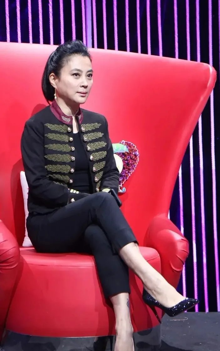 李玲玉,年过六十,依旧保持着如秋日红叶般的优雅与风姿