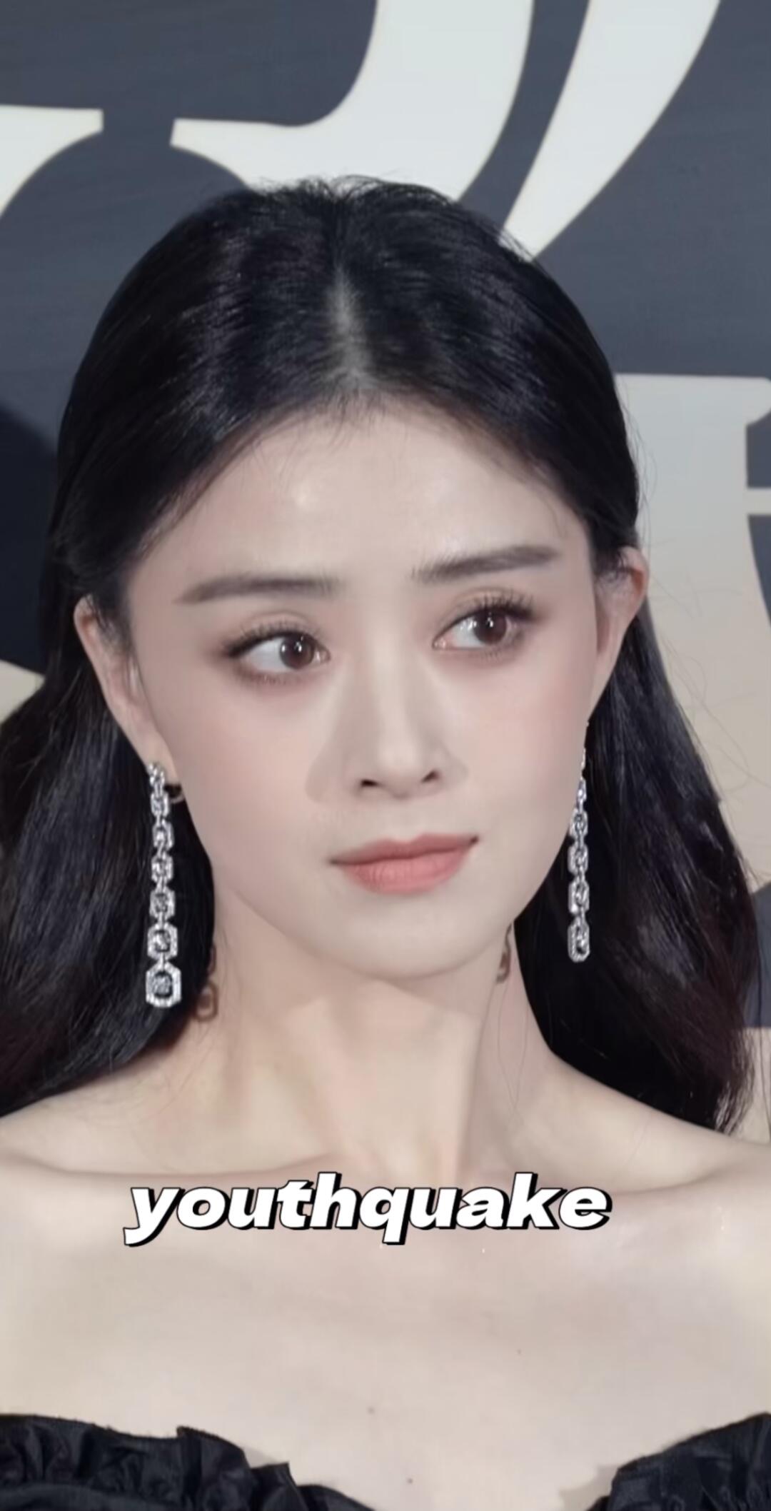 身穿黑色一字肩礼服,梳着半披发,长款耳饰恰好修饰了肩颈线条,有