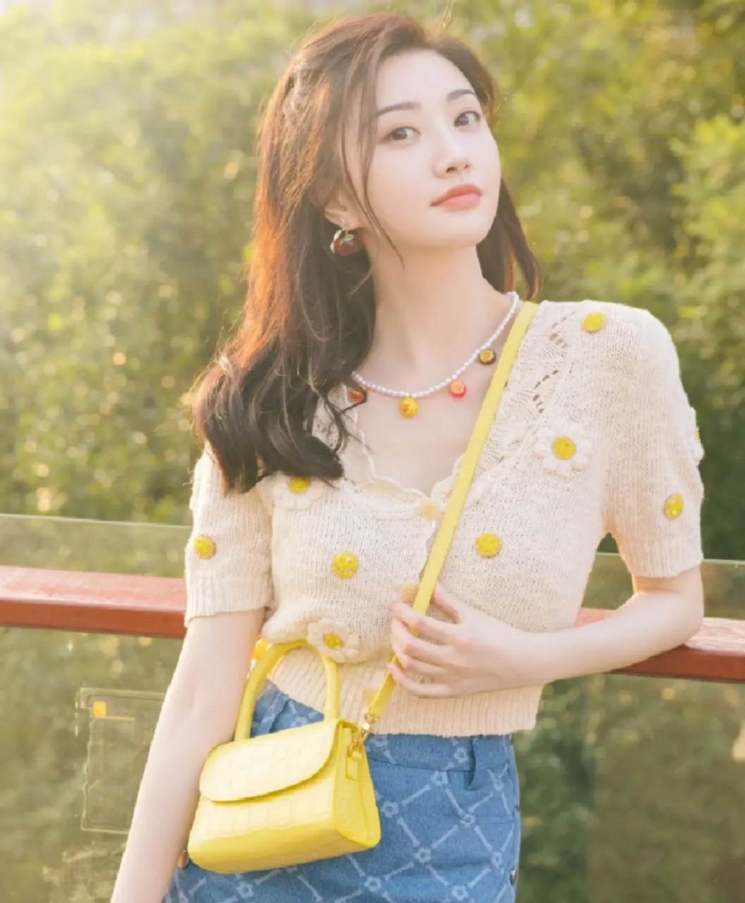 景甜素颜苹果肌明显的很,化妆她都要求把苹果肌隐藏起来,拍照也是能