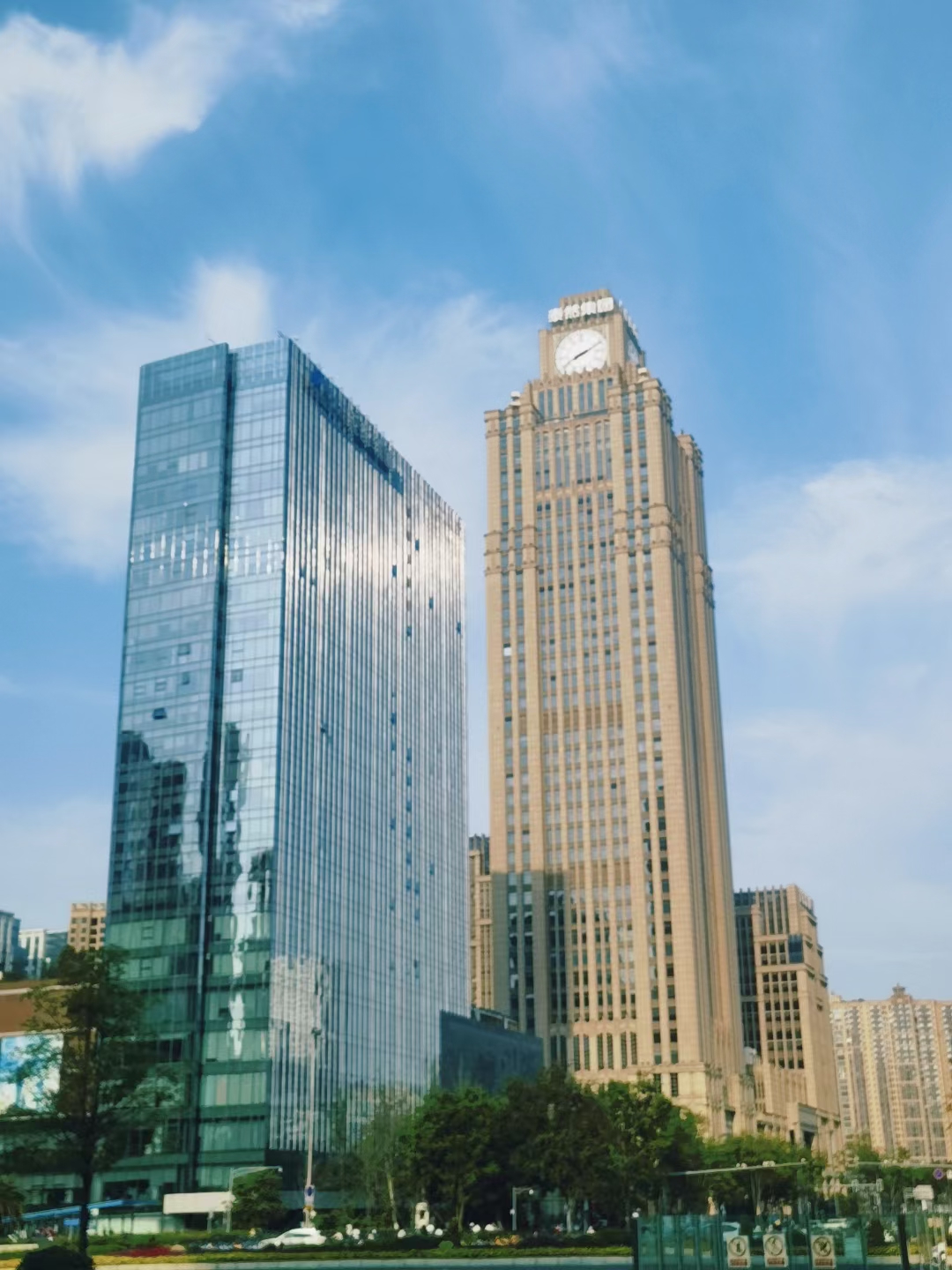 棕榈泉中心坐落在成都市高新区天府大道上,地铁1号线和18号线世纪城站