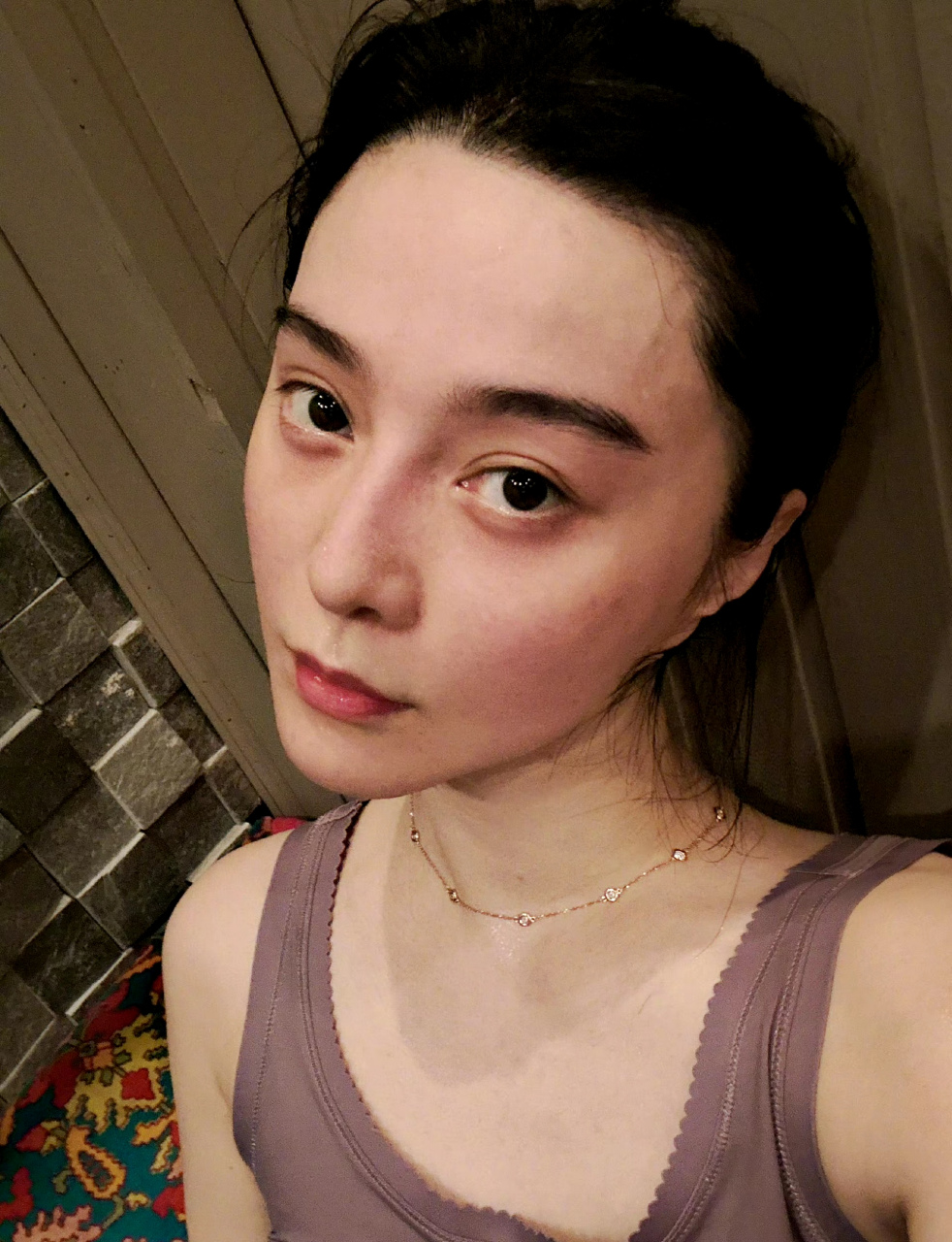 41岁的范冰冰晒自拍照,肤白貌美,小v脸,头发都乌黑浓密,状态是真好啊.