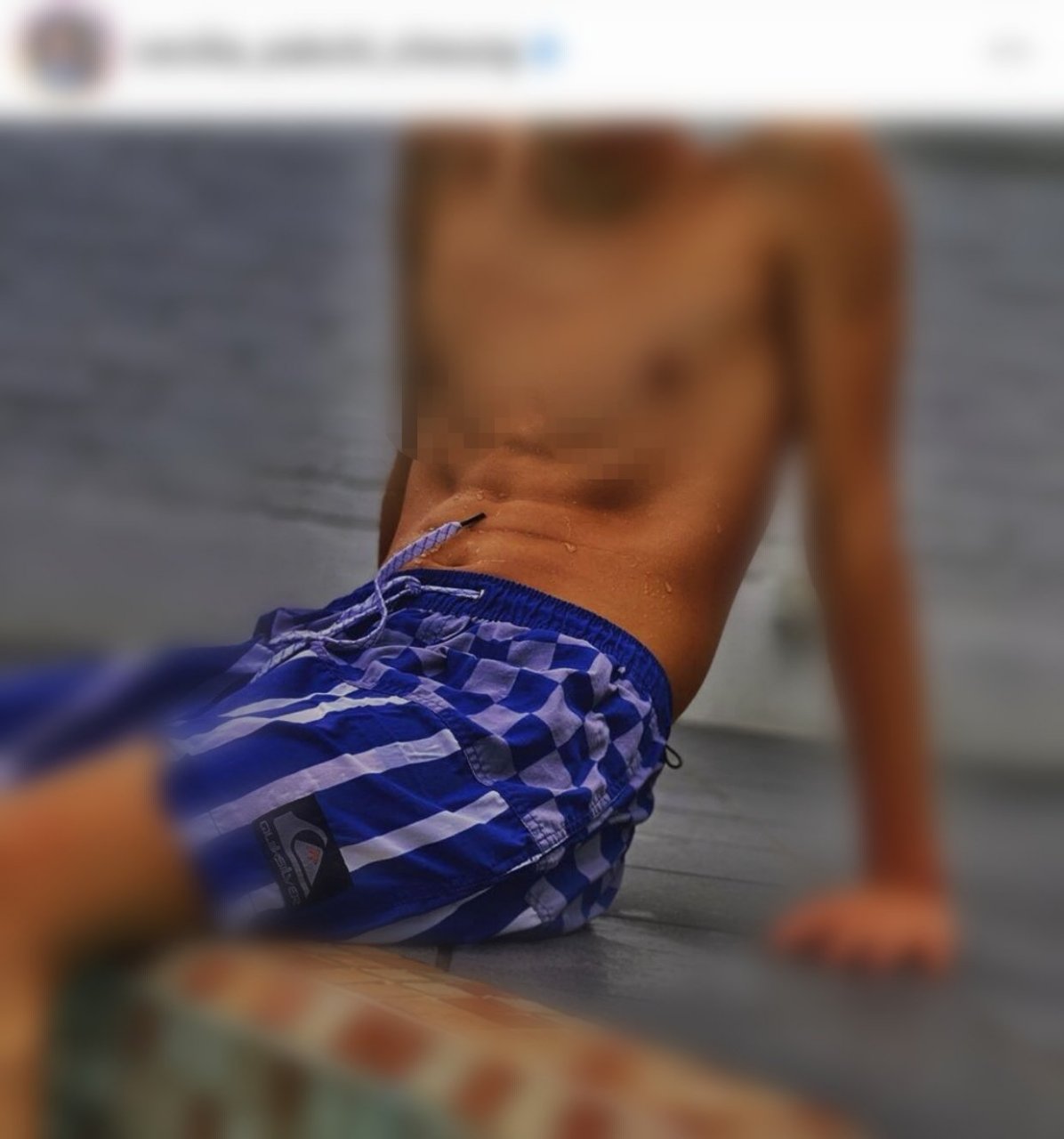 近日,张柏芝在ins晒出儿子lucas的腹肌照,13岁的lucas肤色黝黑,六块