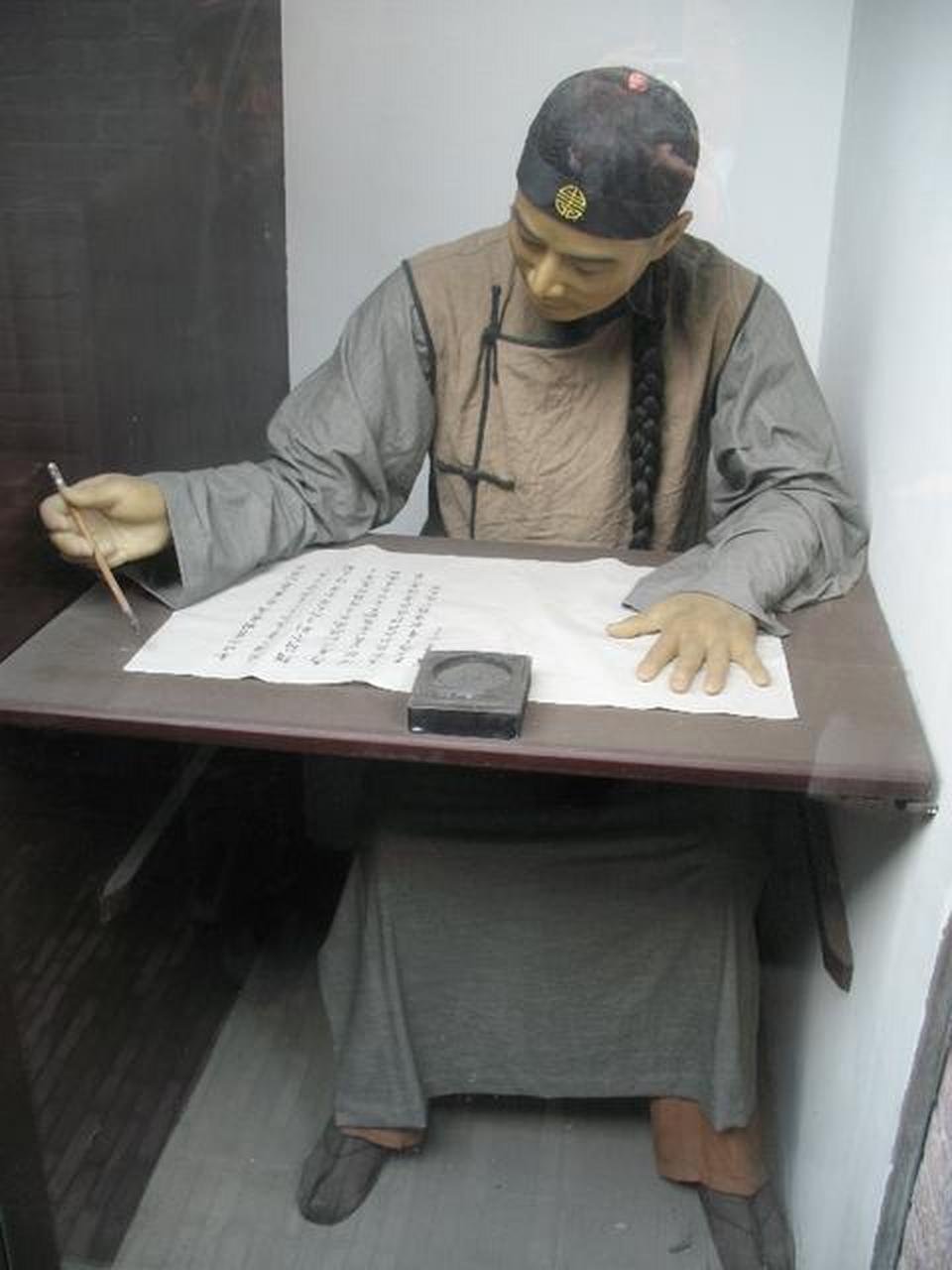 "玲珑骰子安红豆"的作者温庭筠,擅长在科举中作弊,给别人当枪手.