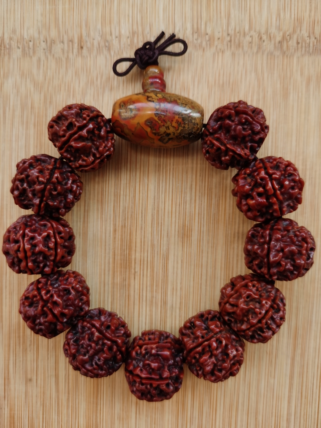 已经盘玩了十几年的大金刚菩提,色泽醇厚,包浆玉化完美,之前配的蜜蜡