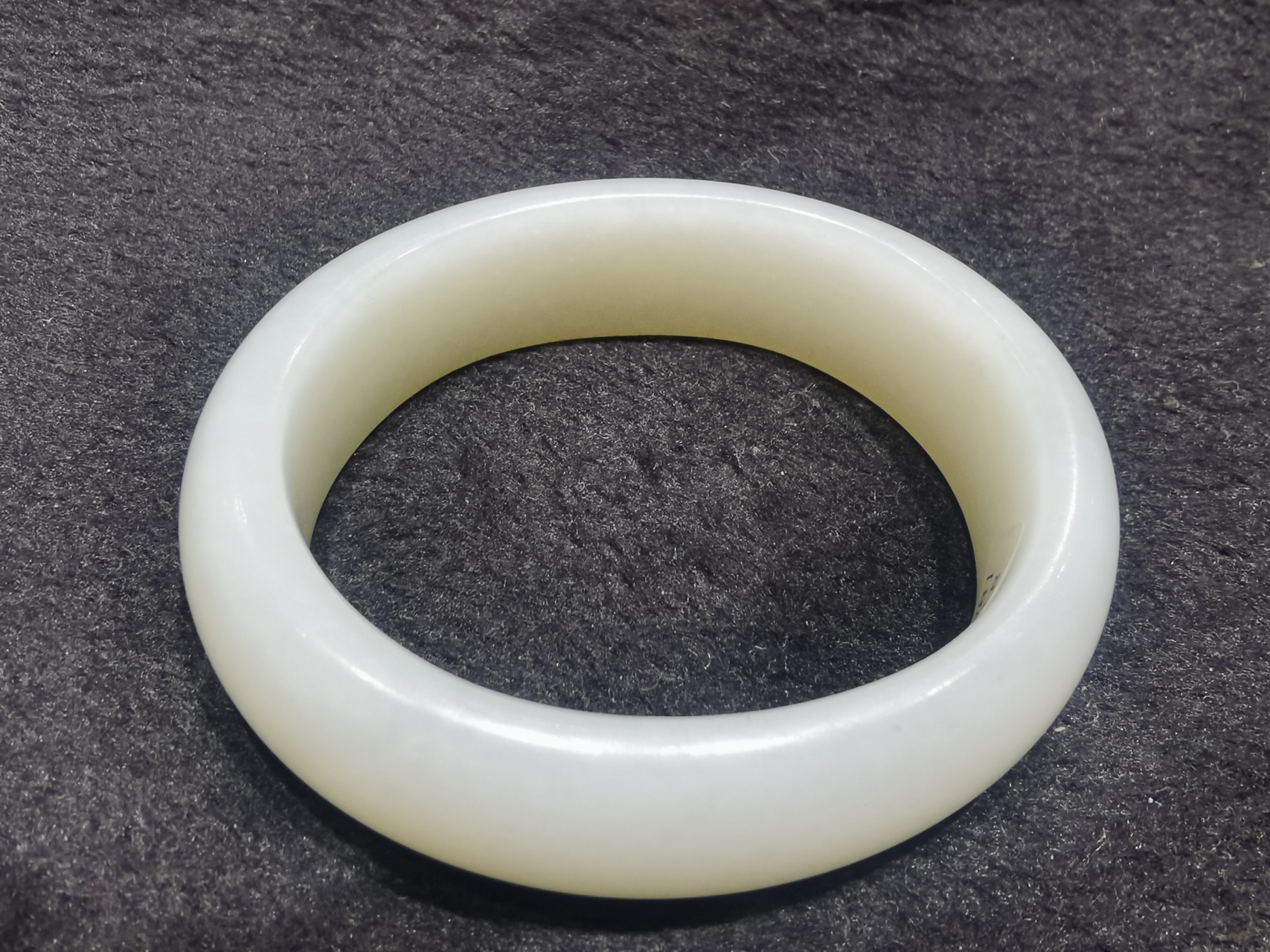 高品质和田玉手镯,质地温润,已经是收藏多年的镯子,个人佩戴收藏均可.