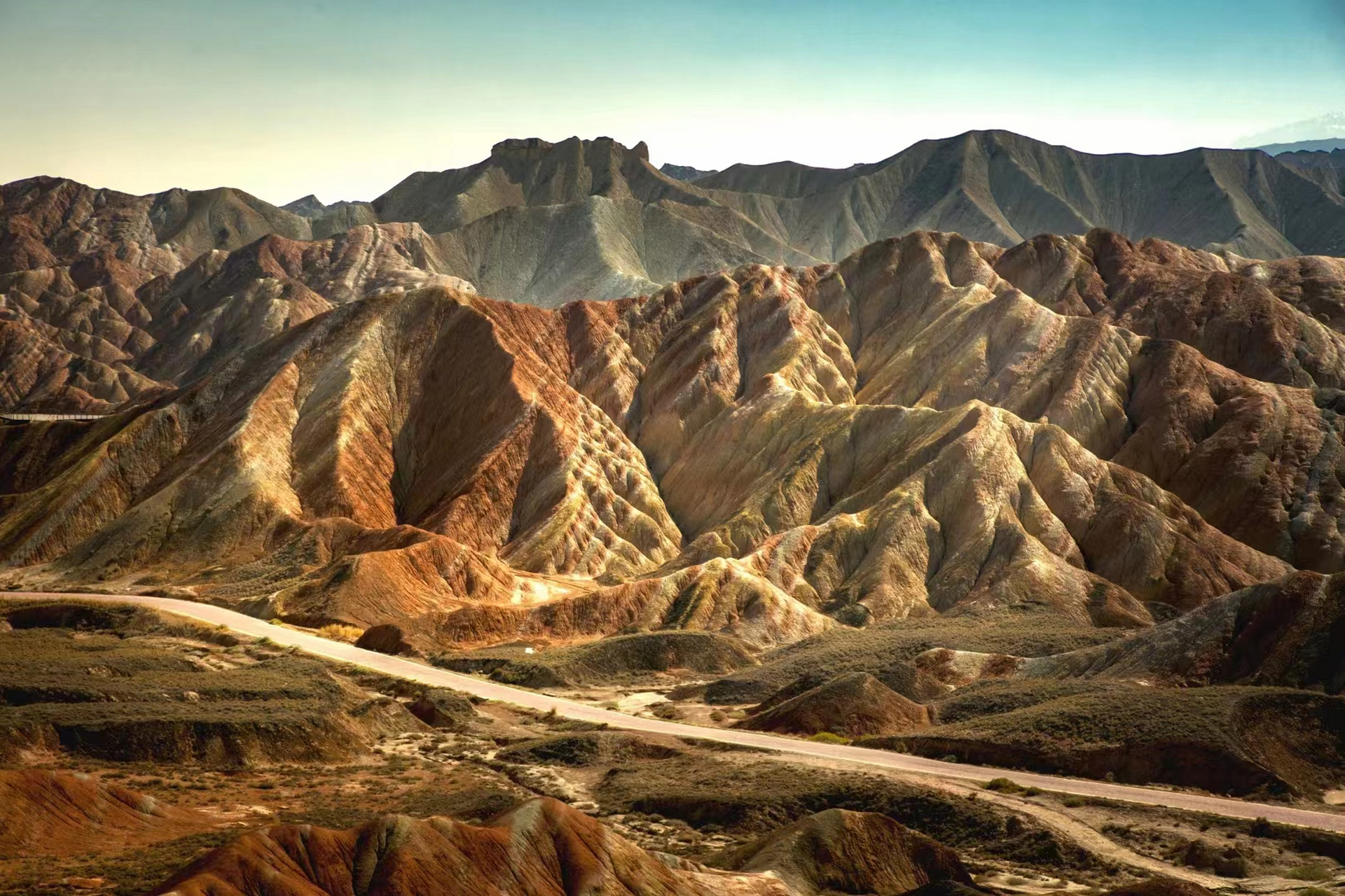 我国著名地理专家尹泽生这样评价丹霞美景:"像大地喷洒炽焰烈火,似山