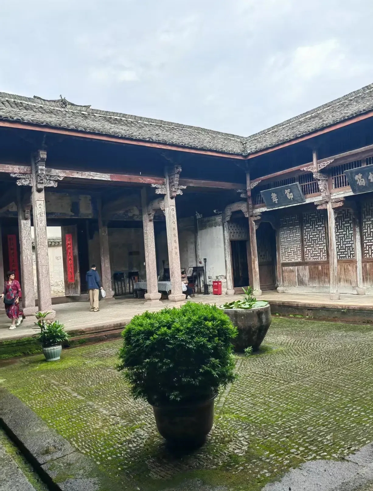 去年腊月廿三过小年那天,我和妻子逛了超市,满载而归