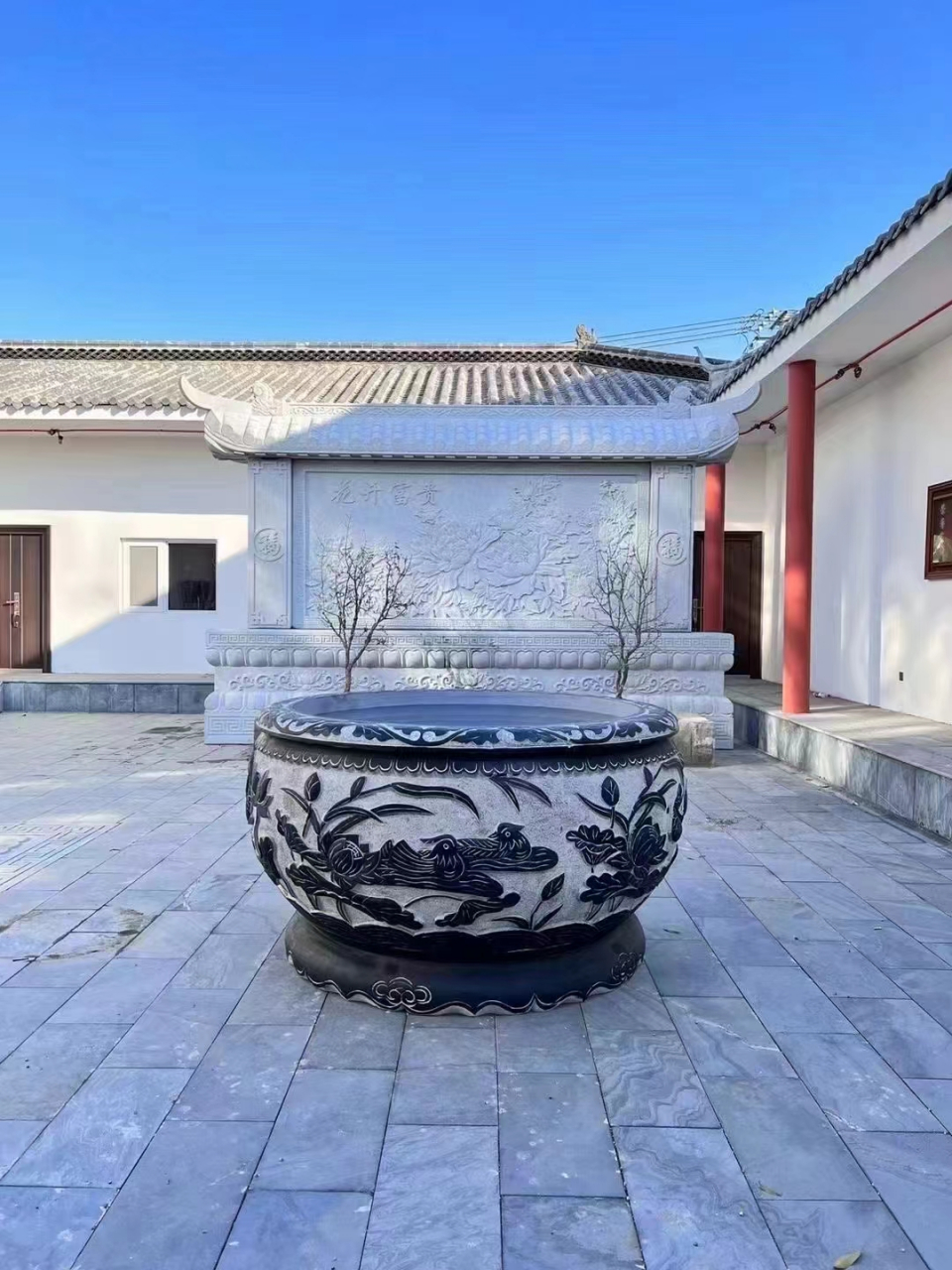 古色古香的庭院别墅,其入口处伫立着一座石雕迎壁墙屏风,犹如历史的