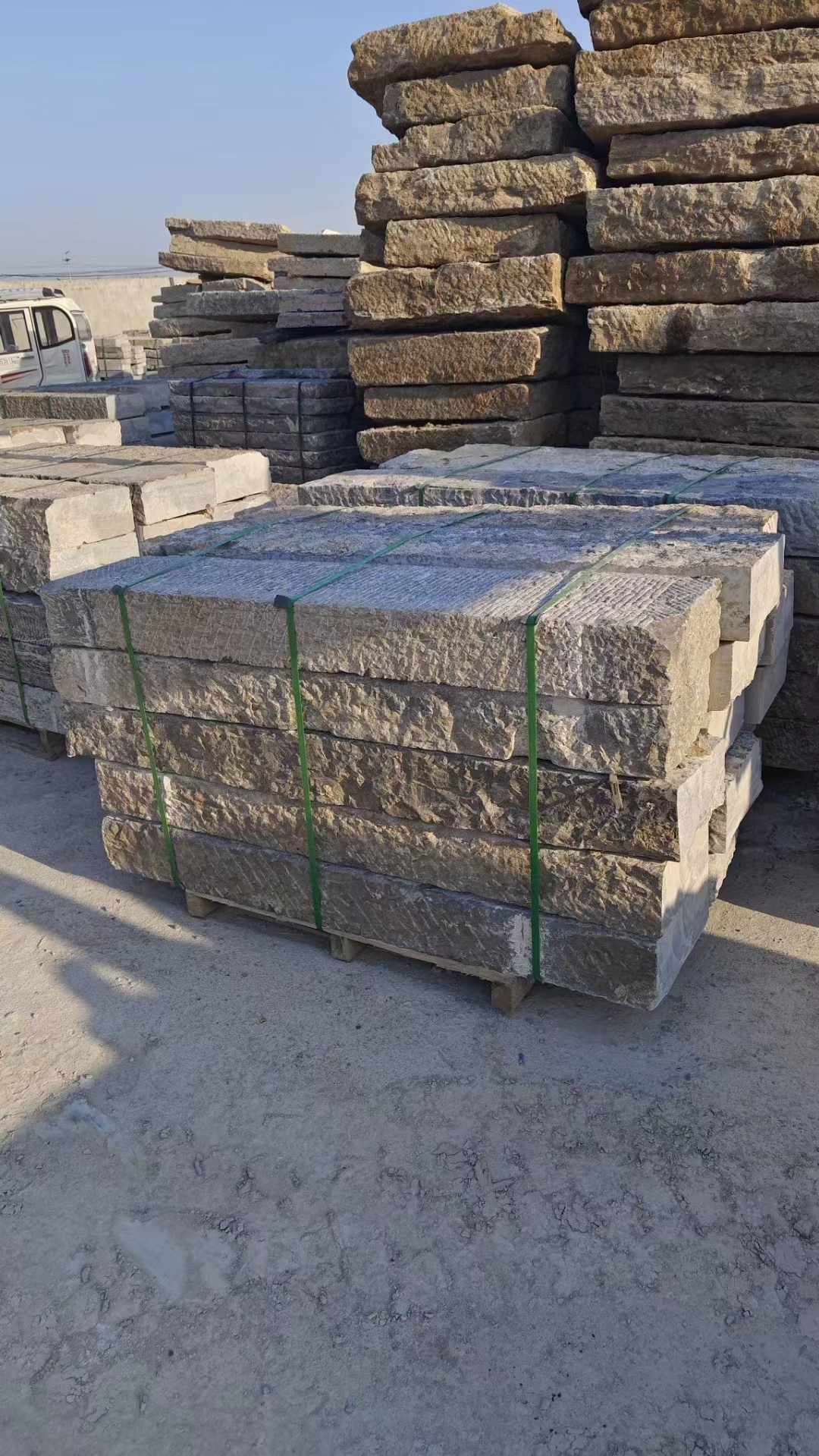 老石板台阶石与仿古做旧老石板,虽同为石板,却各具韵味